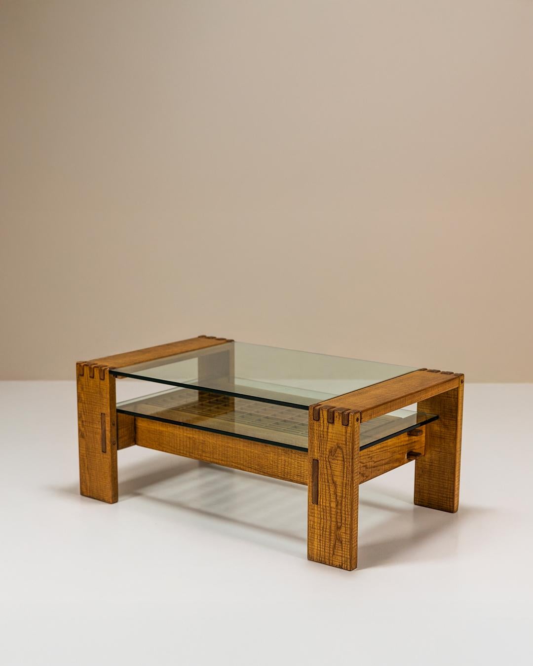 Dieser von Giuseppe Rivadossi in den 1970er Jahren entworfene Couchtisch wird in seinem Atelier hergestellt und verbindet handwerkliches Können mit italienischem Feingefühl.

Design/One
Der Tisch aus warmem, massivem, entkerntem slawonischem