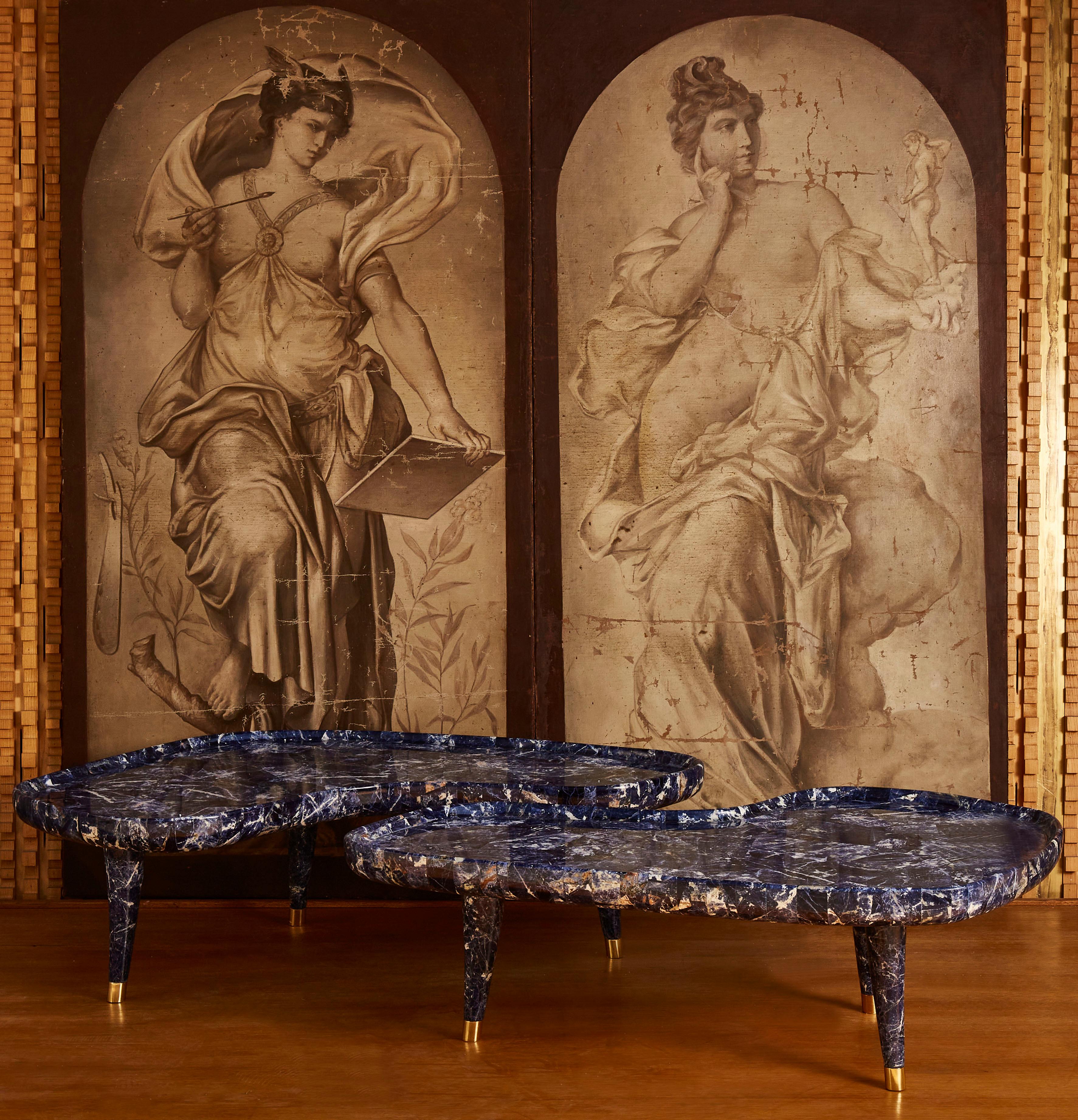 Incroyable table basse de forme libre entièrement réalisée en marqueterie de pierre de sodalite. 3 pieds en pierre de sodalite et laiton. 
Paire disponible.
Création par le Studio Glustin.

Dimensions :
Chacun 116 x 80 x H 39 cm
Les deux côtés