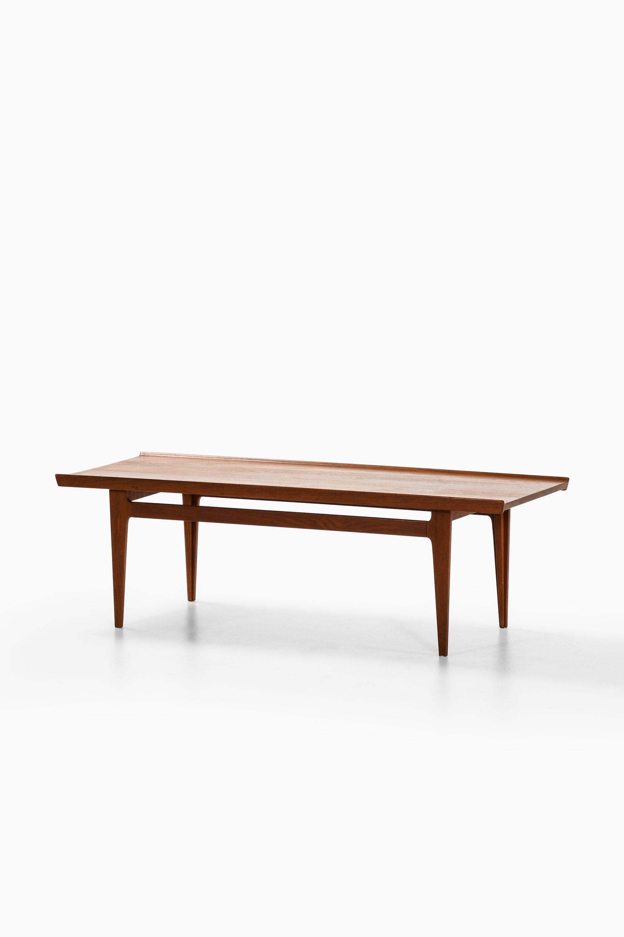 Tavolino da caffè in teak massiccio di Finn Juhls, 1959

Informazioni aggiuntive:
Materiale: Teak massiccio
Stile: Metà secolo, Scandinavo
Prodotto da France & Søn in Danimarca
Dimensioni (L. x P. x H.): 145 x 54 x 45 cm