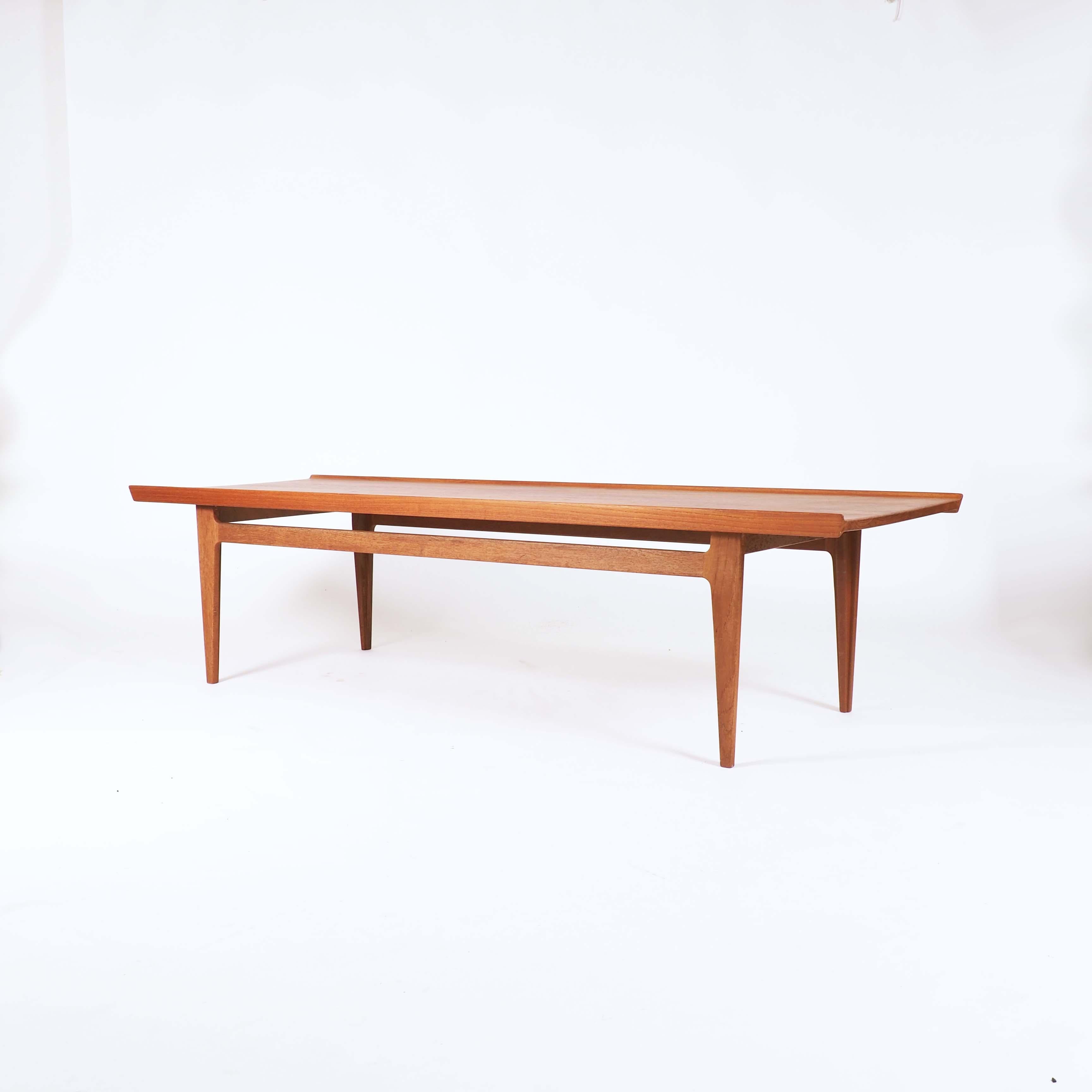 Scandinave moderne Table basse en teck massif de Finn Juhl, Danemark en vente