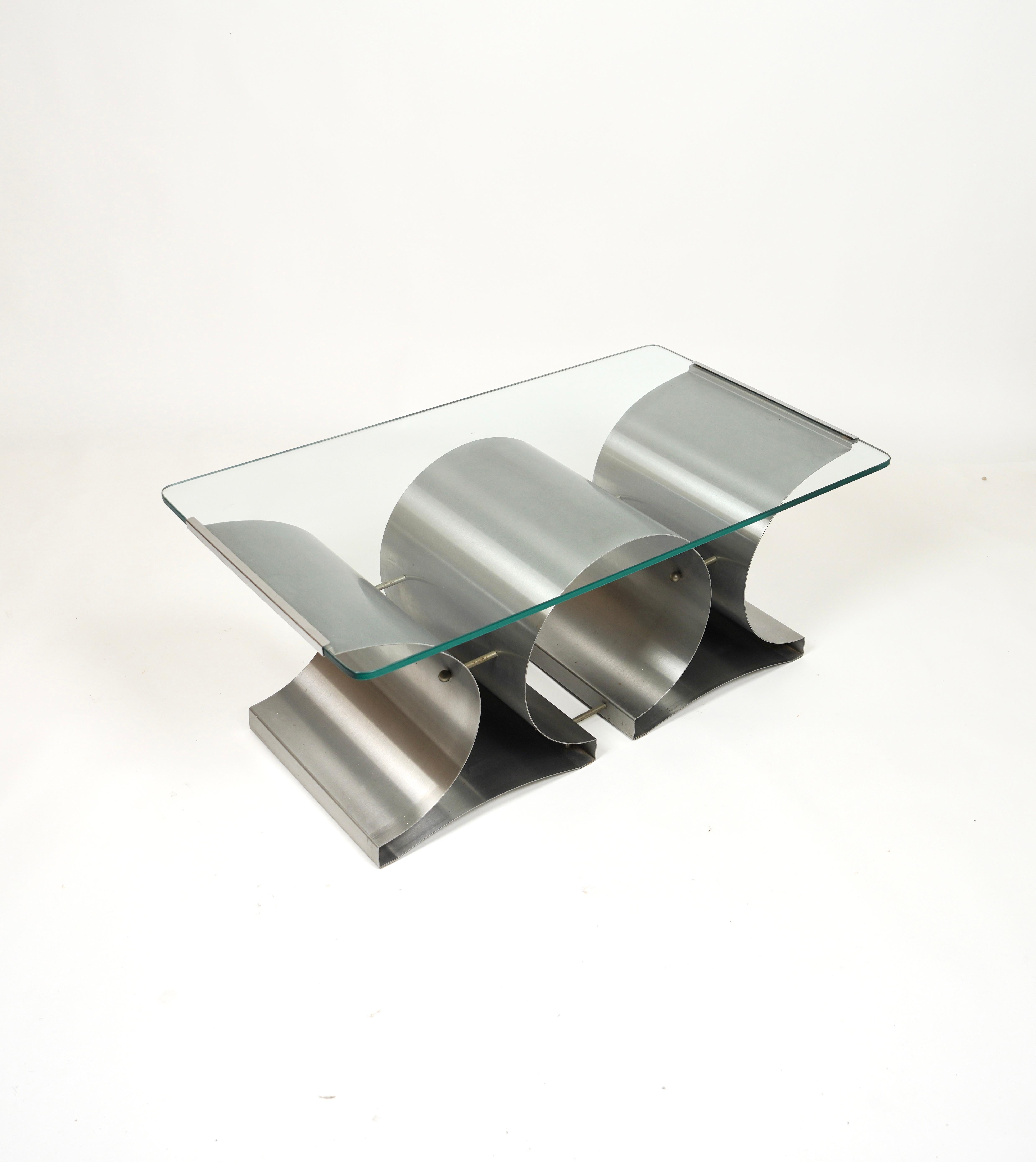 Magnifique table basse rectangulaire du milieu du siècle dernier en acier brossé incurvé et plateau en verre par Francois Monnet pour Kappa.  

Fabriqué en France dans les années 1970.