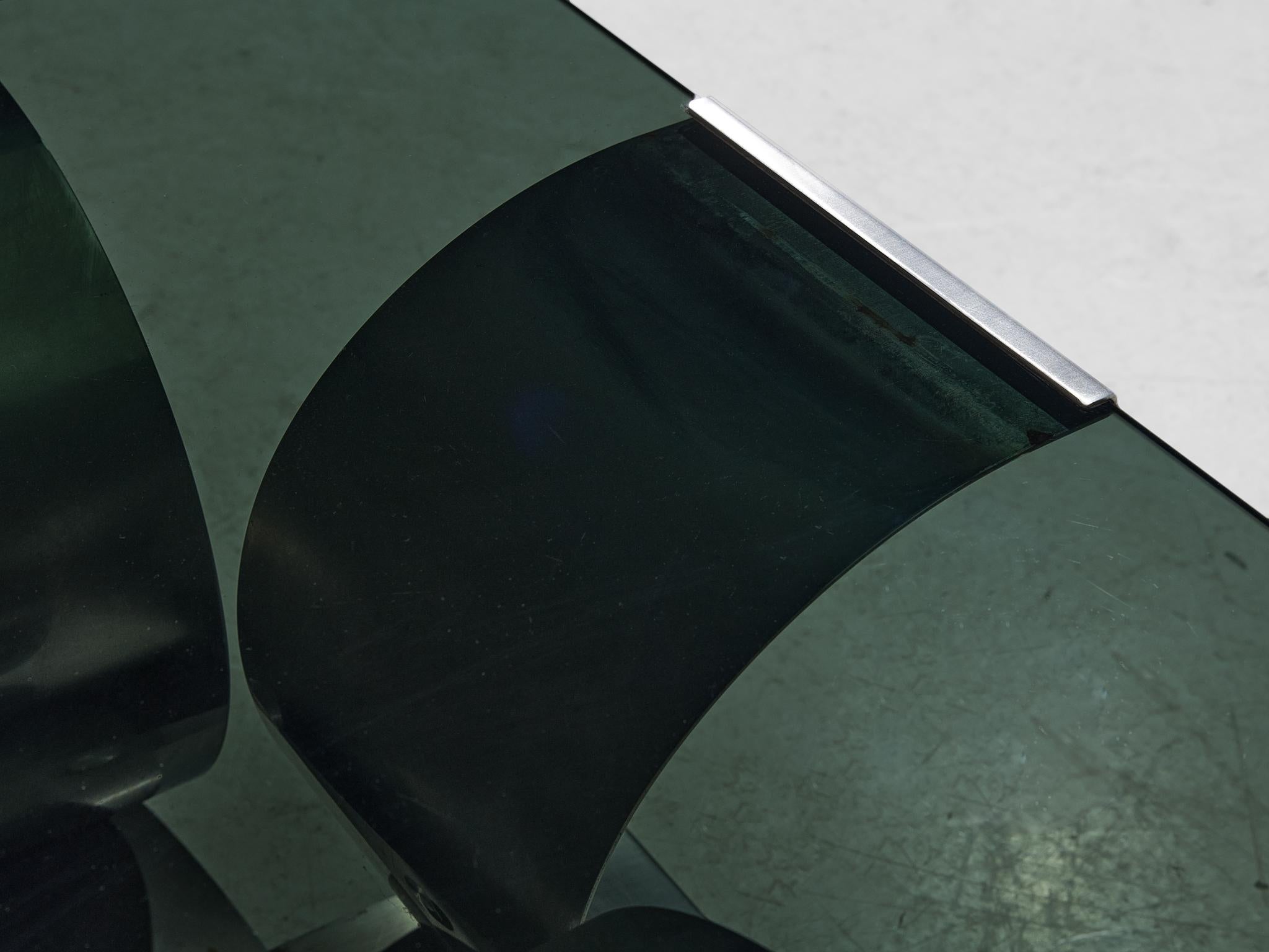 Table basse en structure d'acier avec plateau en verre fumé en vente 1