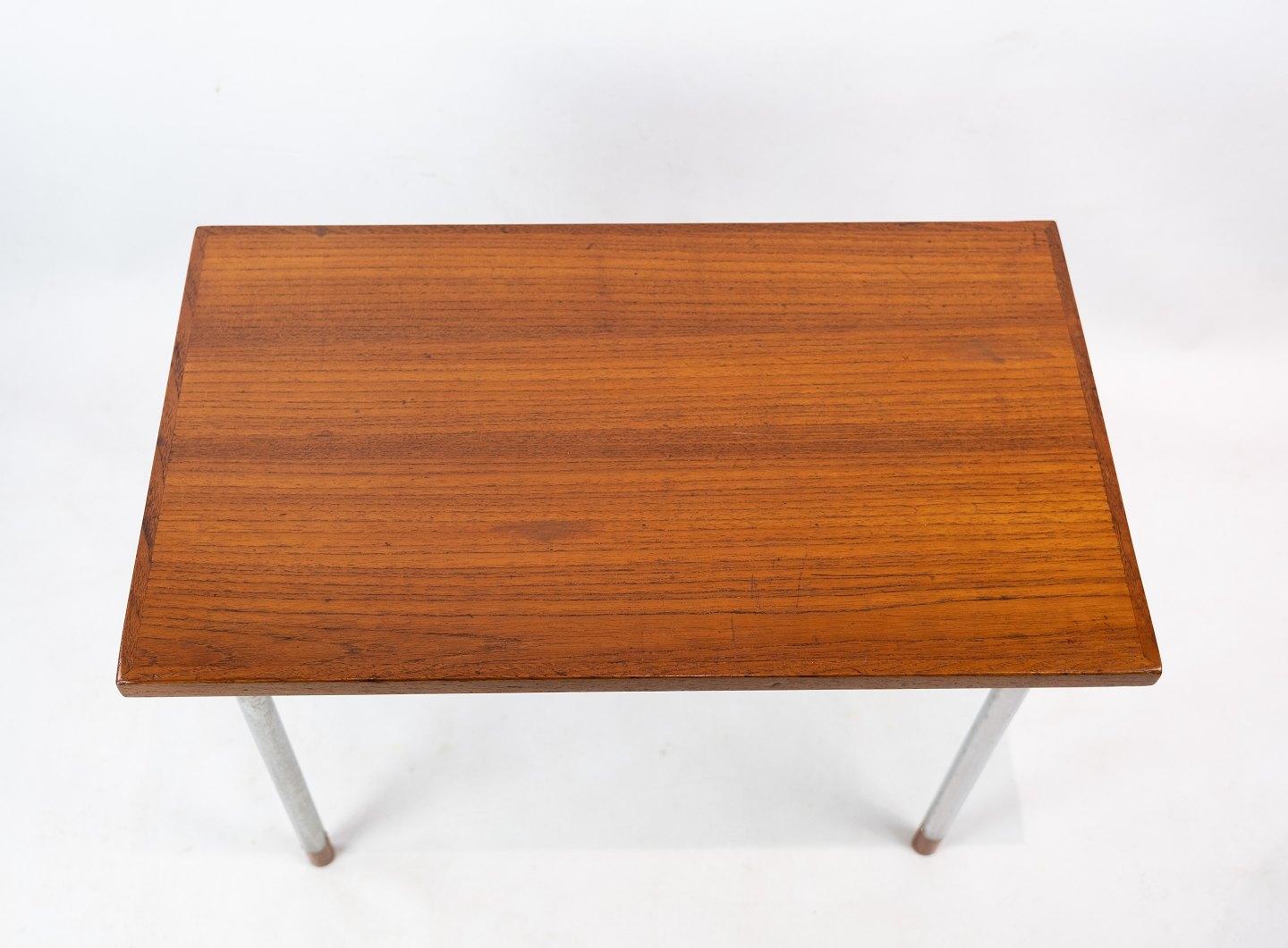 
Dieser Couchtisch aus Teakholz, der in den 1960er Jahren von dem legendären dänischen Möbeldesigner Hans J. Wegner entworfen und von Ry Furniture hergestellt wurde, verkörpert die Essenz des skandinavischen Designs.

Dieser Tisch aus hochwertigem