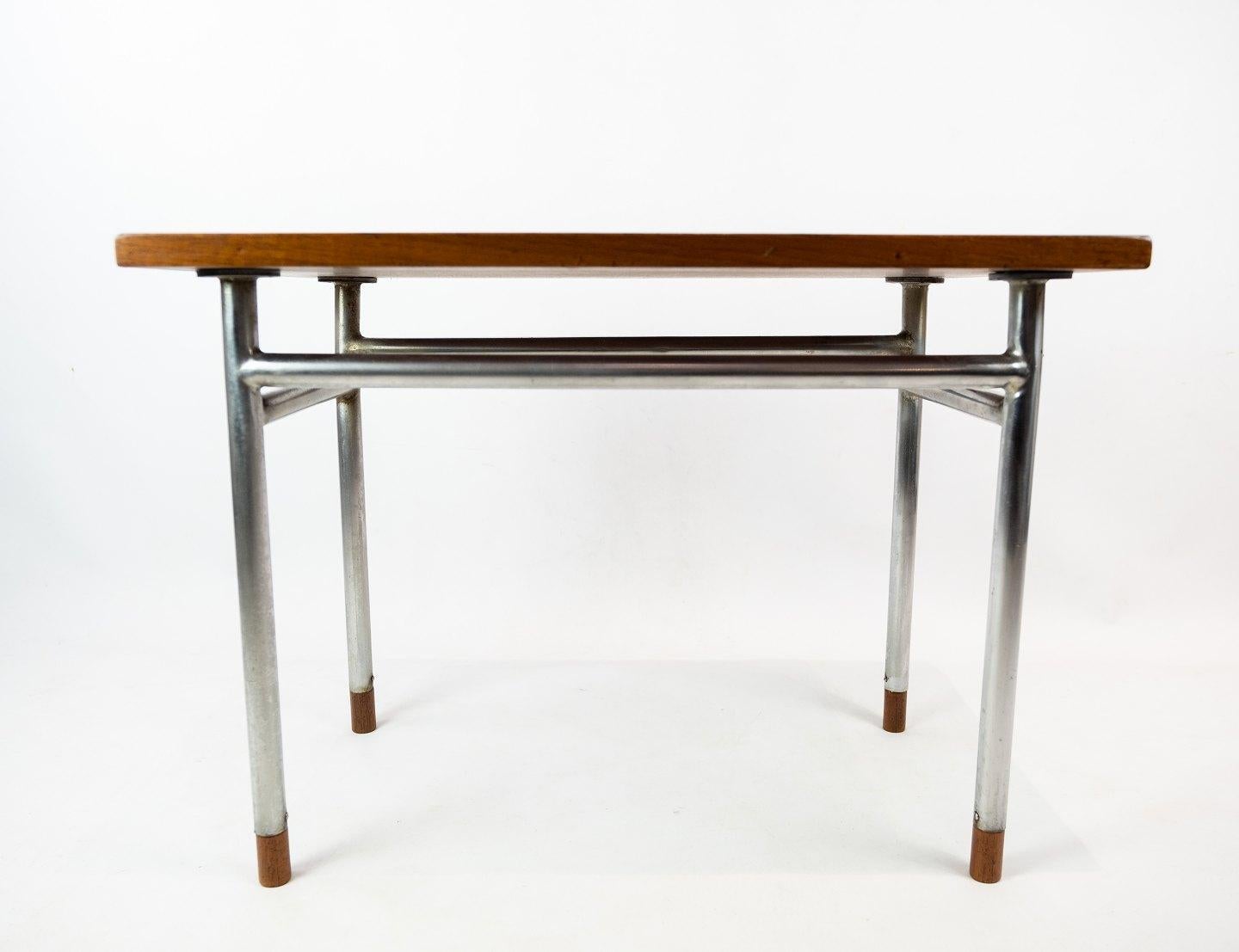 Couchtisch aus Teakholz und Beinen aus Metall, entworfen von Hans J. Wegner, 1960er Jahre (Skandinavische Moderne) im Angebot