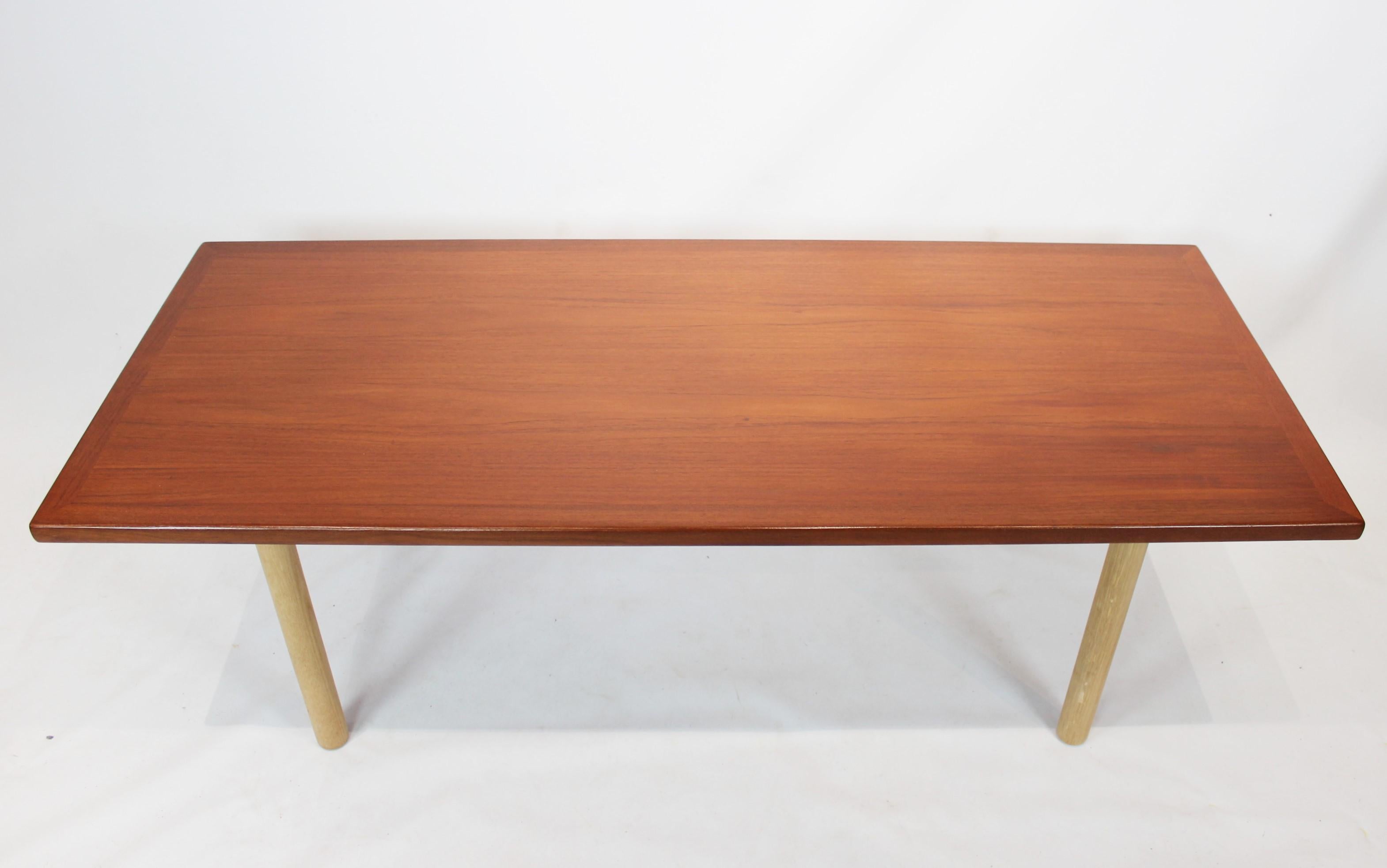 Exquisite Coffee Table from the 1960s, crafted in a blend of teak and oak, designed by the legendary Danish furniture designer Hans J. Wegner and manufactured by Andreas Tuck.

This stunning piece showcases Wegner's iconic design ethos, blending the