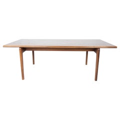 Tavolino in teak disegnato da Hans J. Wegner e prodotto da GETAMA
