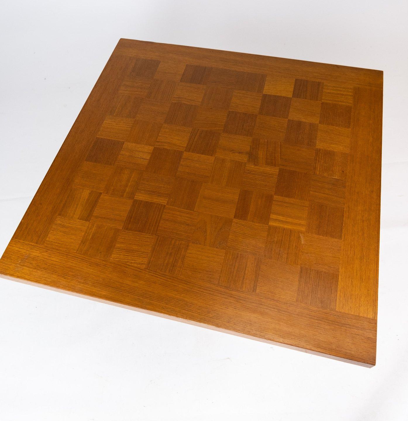 Cette table basse, emblème du design danois des années 1960, reflète la vision novatrice de Poul Cadovius et le savoir-faire réputé de France & Son. Fabriqué en bois de teck, il dégage chaleur et sophistication.

L'éthique du design de Cadovius