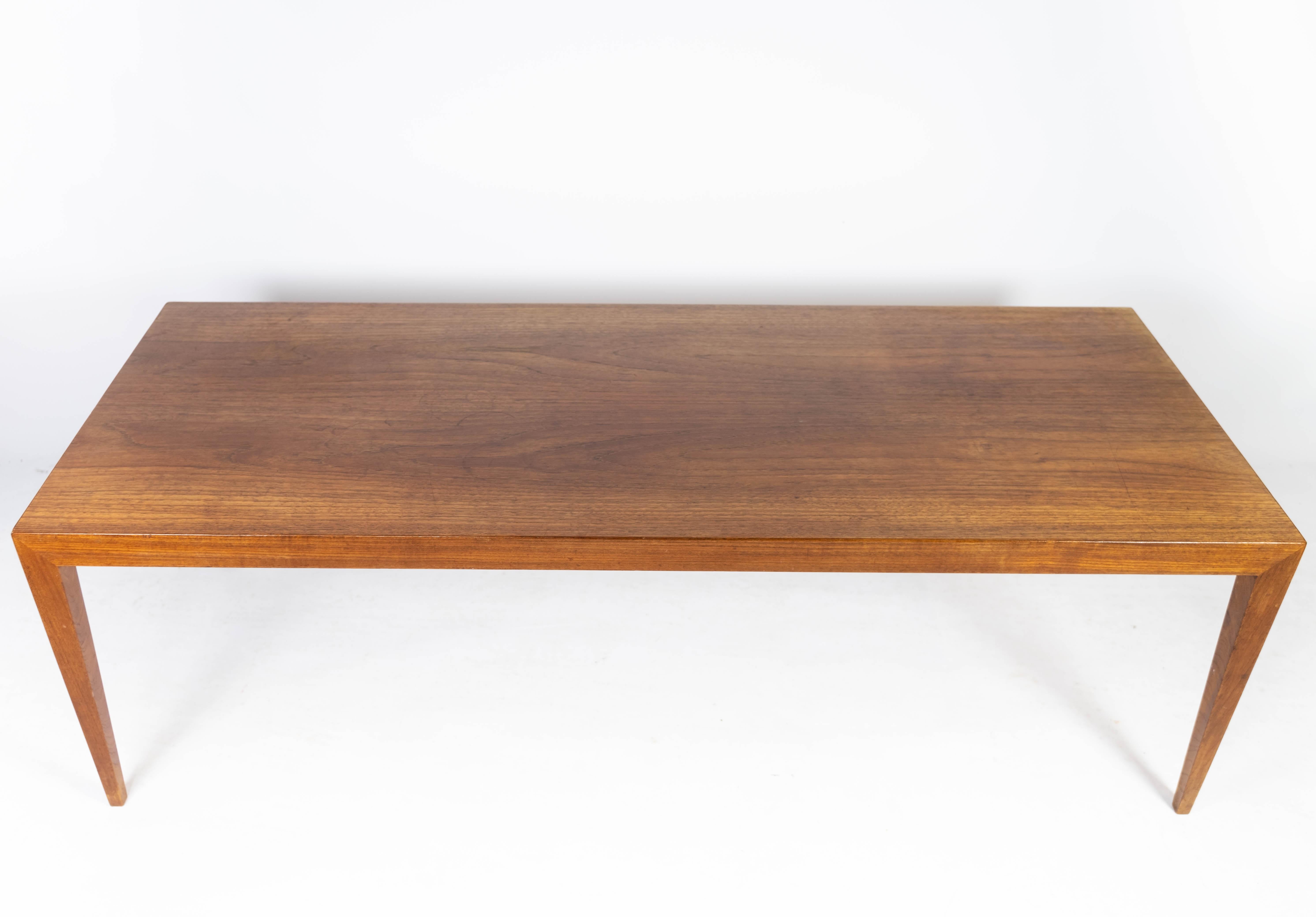 Cette table basse en teck des années 1960 est un bel exemple de design danois. Avec son design simple et intemporel, la table respire la chaleur et la beauté naturelle, ce qui en fait un choix idéal pour n'importe quelle maison.

Severin Hansen est