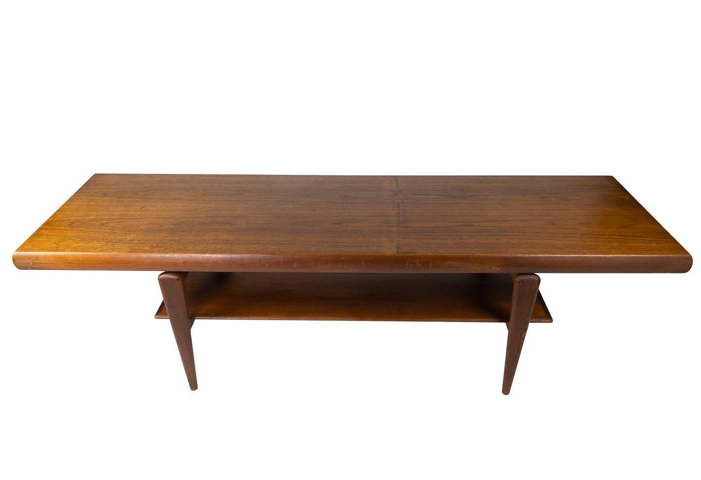 Der Couchtisch, ein dänischer Entwurf aus den 1960er Jahren, zeigt die zeitlose Eleganz von Teakholz. Mit seinen schlanken Linien und seiner schlichten Raffinesse verkörpert er die Ästhetik der Mitte des Jahrhunderts. Dieses Stück verbindet Form und
