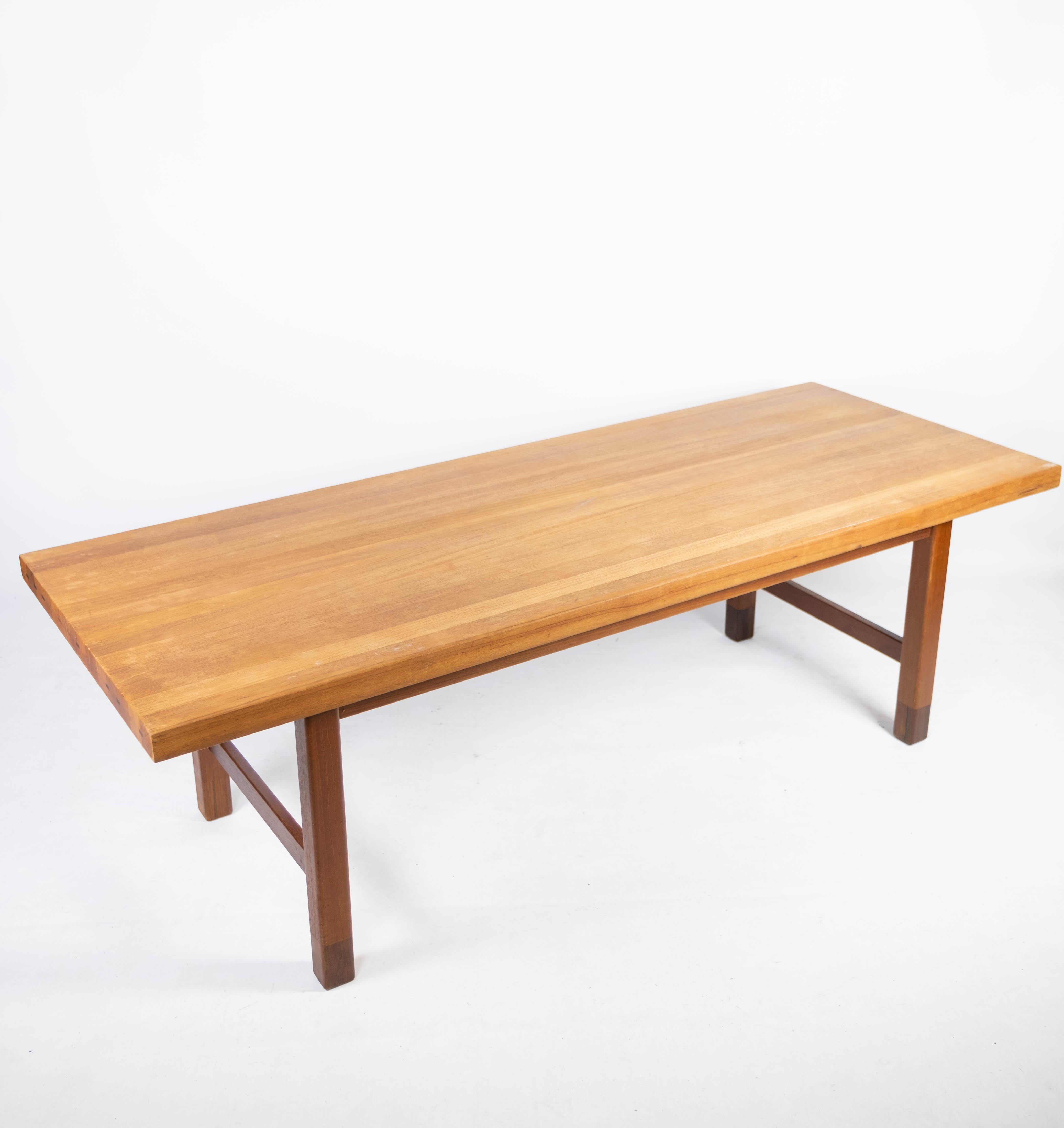 This coffee table in teak from the 1960s is characterized by the excellent craftsmanship and timeless aesthetics that Edmund Jørgensen Møbelfabrik is known for. With its elegant design and beautiful wooden structure, the table adds a warm and