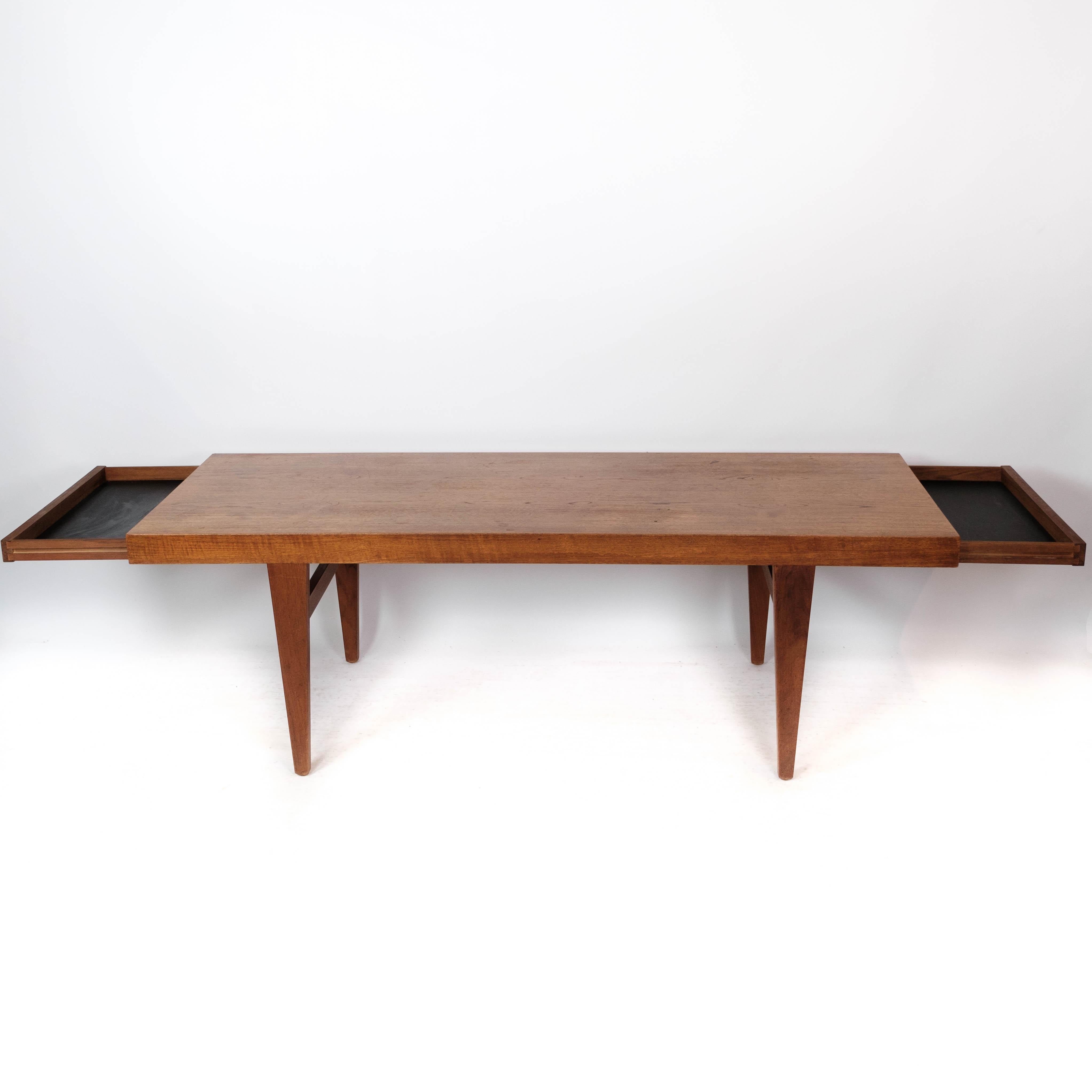 Couchtisch aus Teakholz mit Schublade aus den 1960er Jahren im Angebot 7