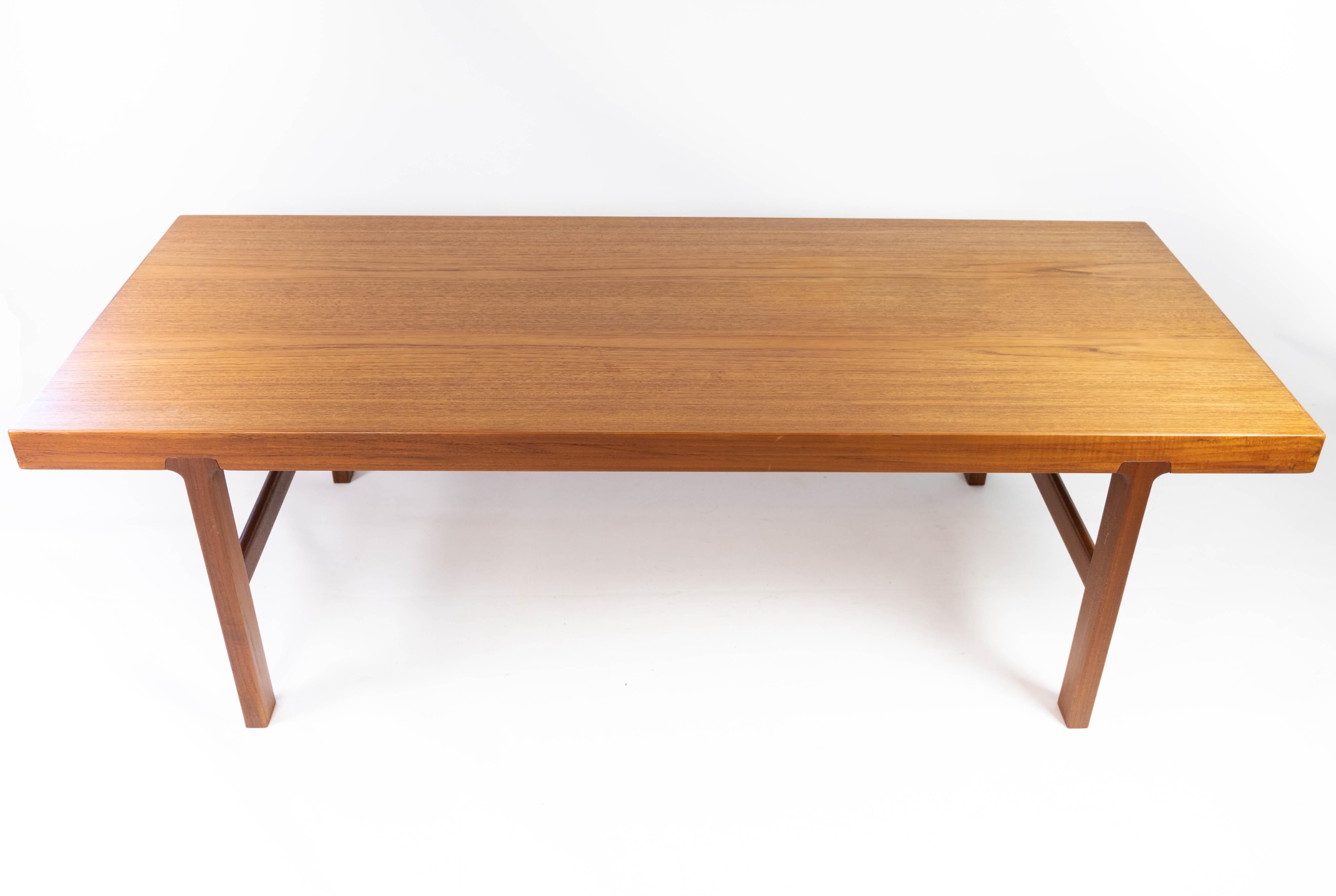 Coffee table in teak with extension plate of Danish design from the 1960s. The table is in great vintage condition.
Extension is 50 x 37 cm.