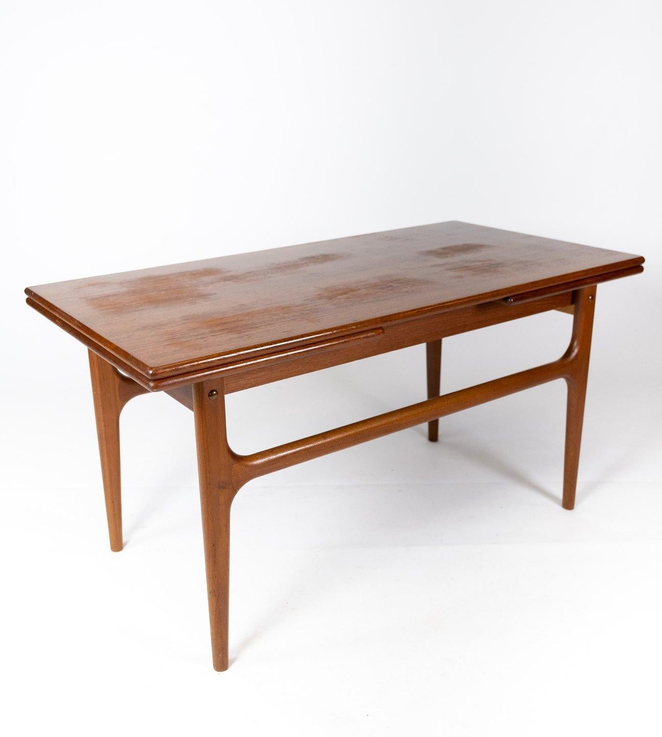 This coffee table is an excellent example of Danish design from the 1960s and combines elegance and functionality in a unique way. Made of teak wood, it exudes the warmth and natural features characteristic of this era of furniture design.

The