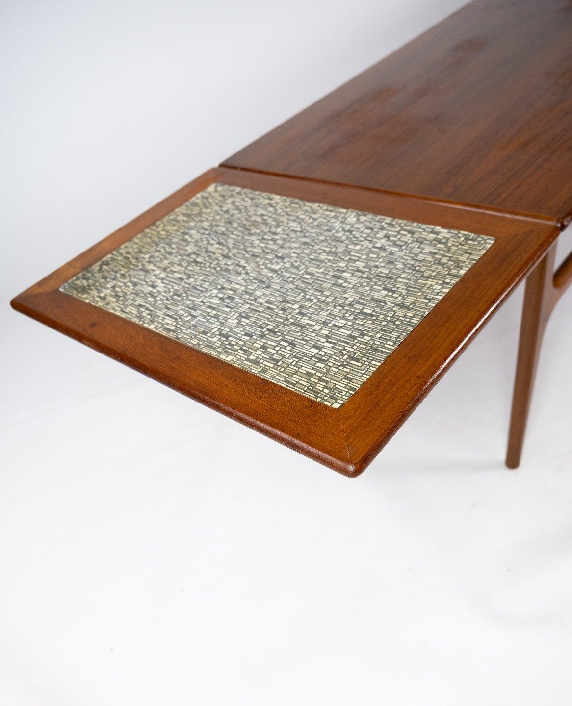 Scandinavian Modern Coffee Table in Teak with Extensions of Danish Design from the 1960s