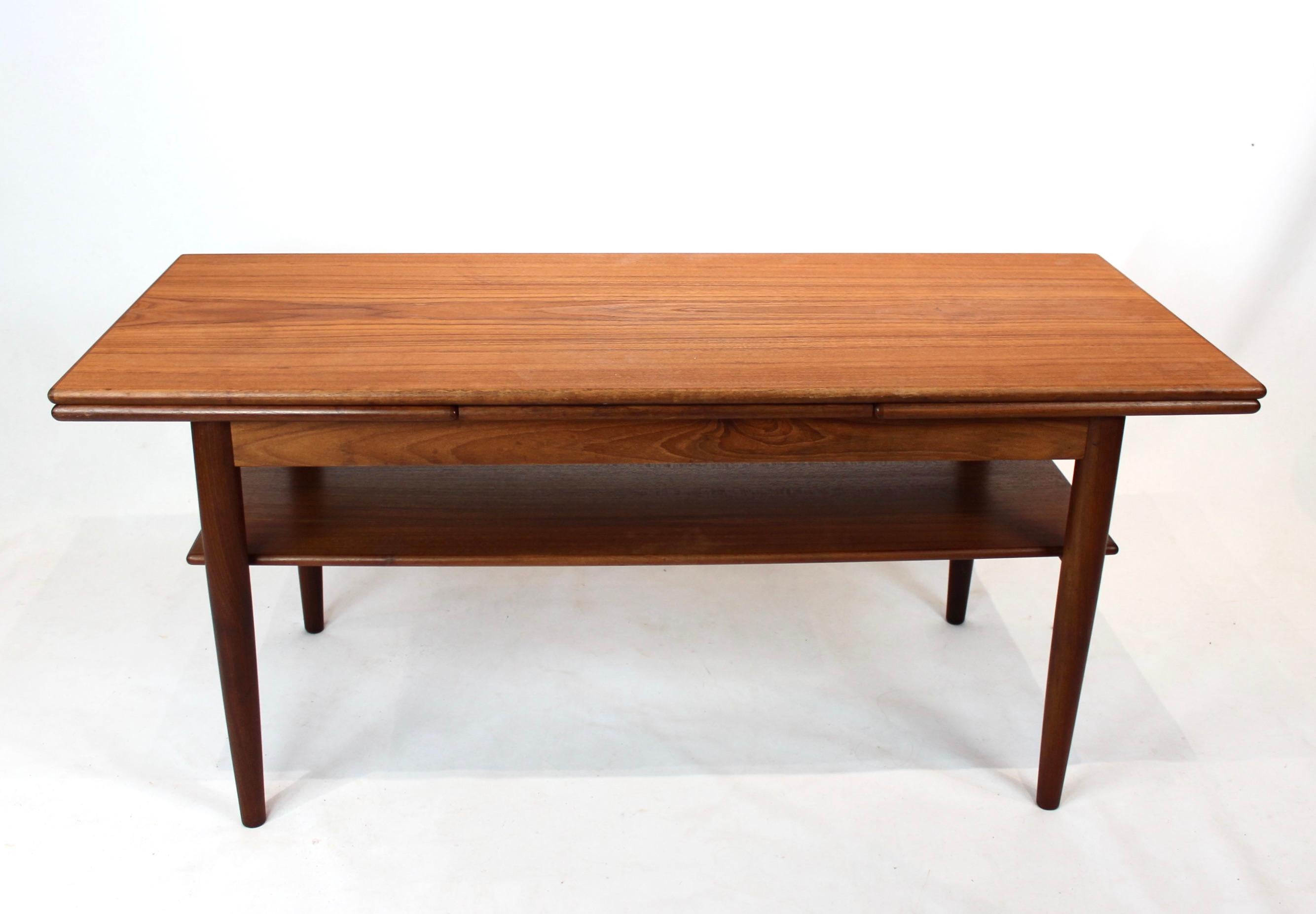 Coffee table in teak with extension leaves of Danish design from the 1960s. The table is in great vintage condition.
Measures: H 54 cm, W 120 cm (2 x 40 cm) and D 50 cm.