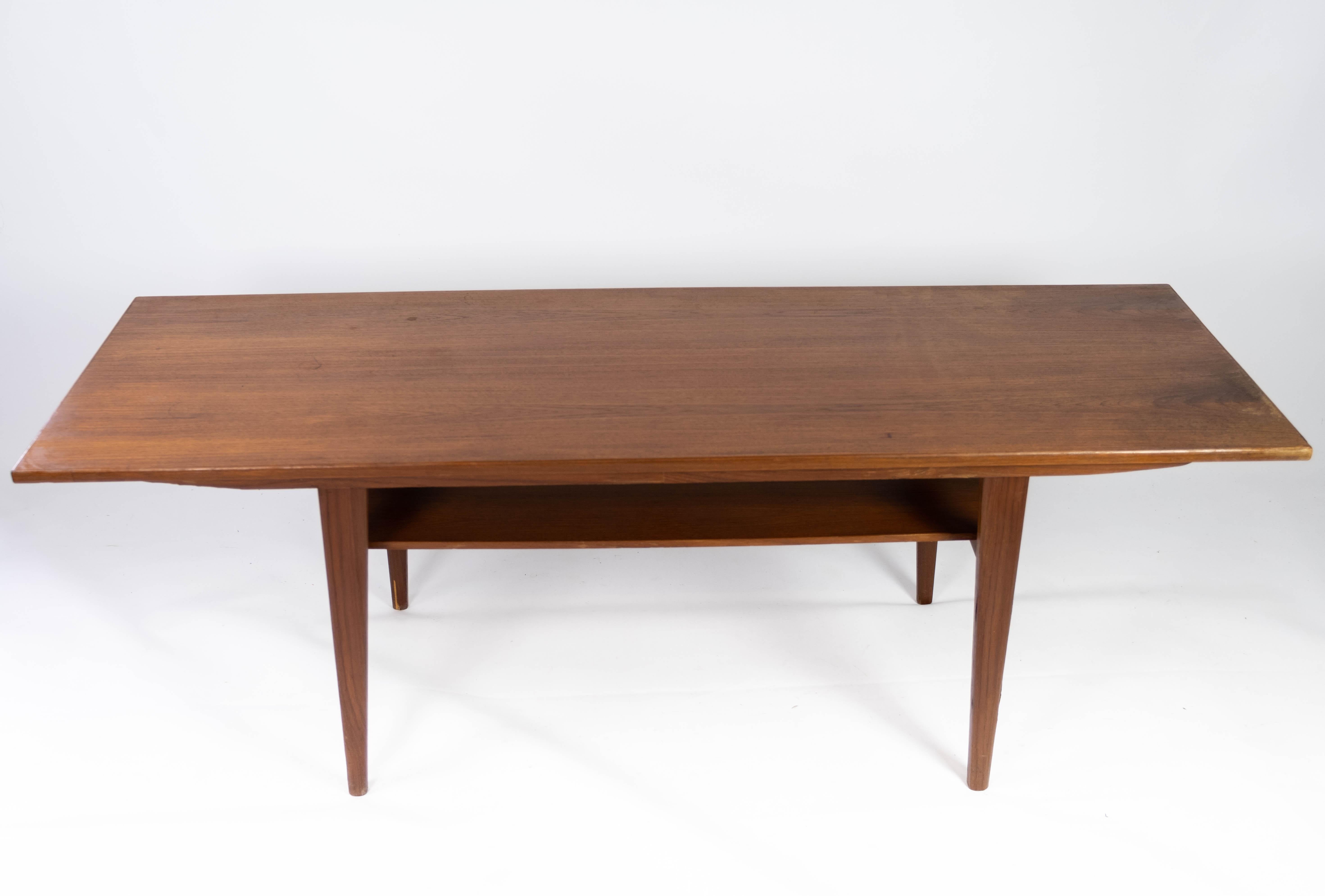 Mid-Century Modern Table basse en teck avec étagère, design danois des années 1960 en vente