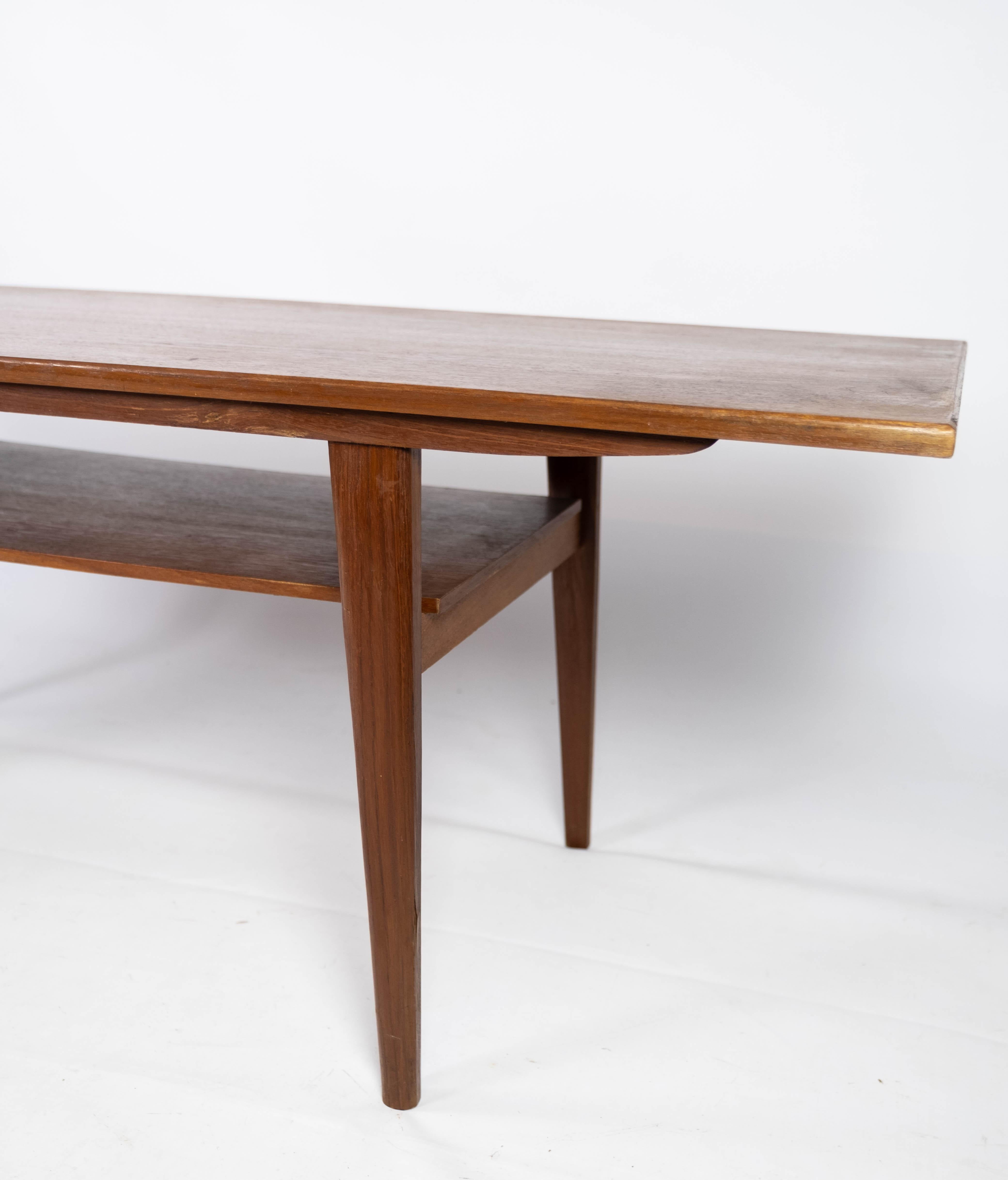 Danois Table basse en teck avec étagère, design danois des années 1960 en vente