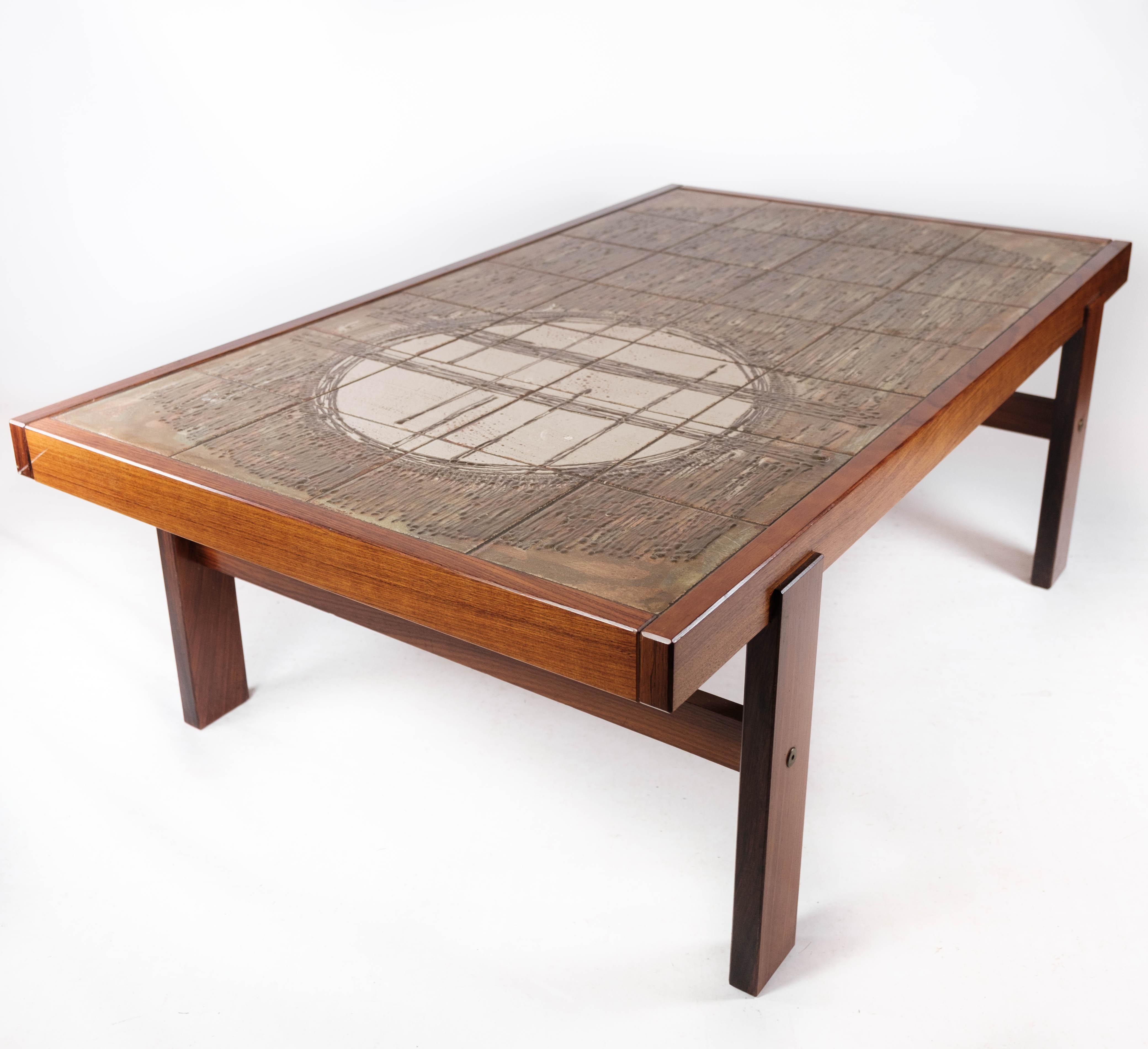 Couchtisch aus Teakholz mit Kacheln aus den 1960er Jahren im Angebot 1