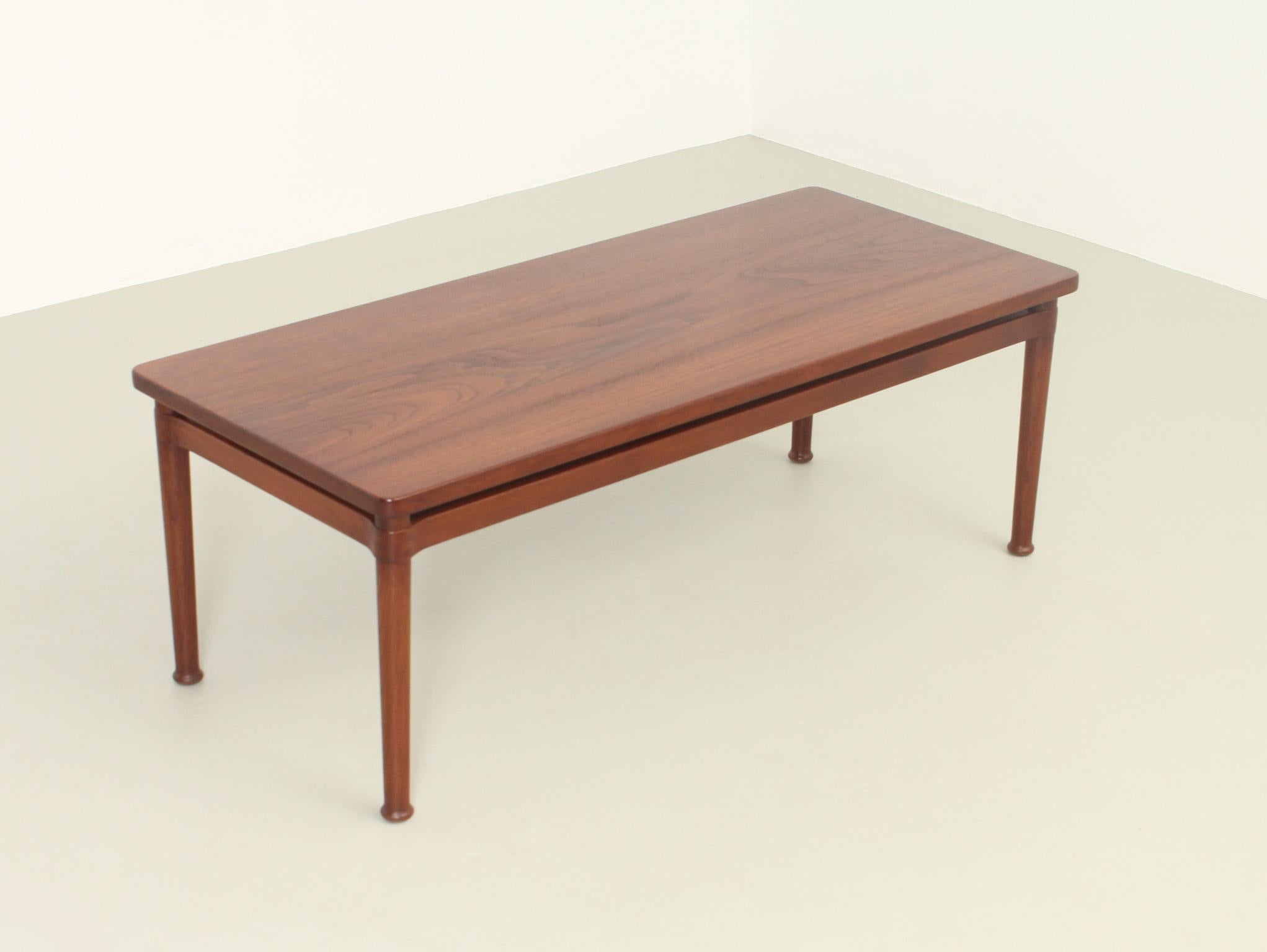 Coffee Table in Teak Wood by Kai Lyngfeldt Larsen for Søborg, 1950's In Good Condition For Sale In Barcelona, ES