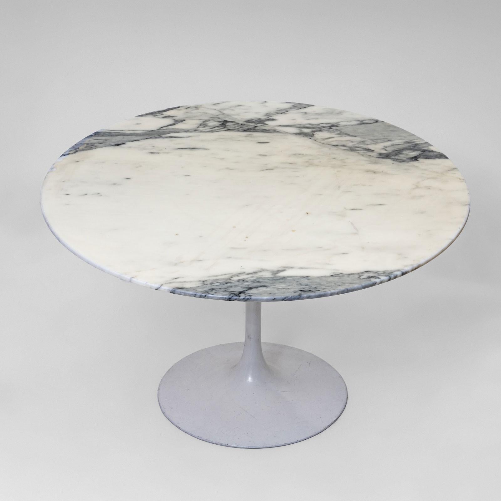 Modern Coffee Table in the Style of Eero Saarinen's Tulip Table for Knoll, 20th Century For Sale