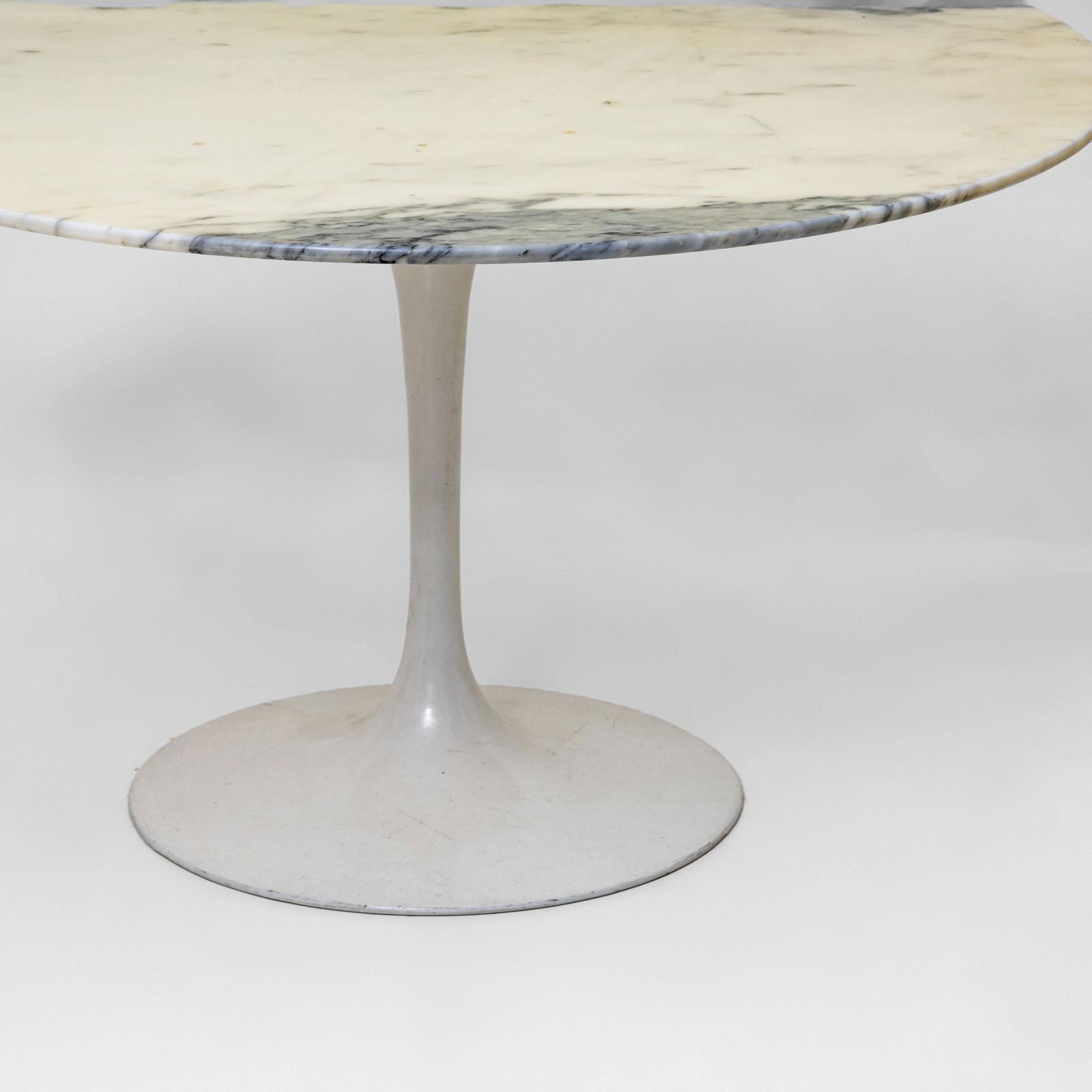 Italian Coffee Table in the Style of Eero Saarinen's Tulip Table for Knoll, 20th Century For Sale
