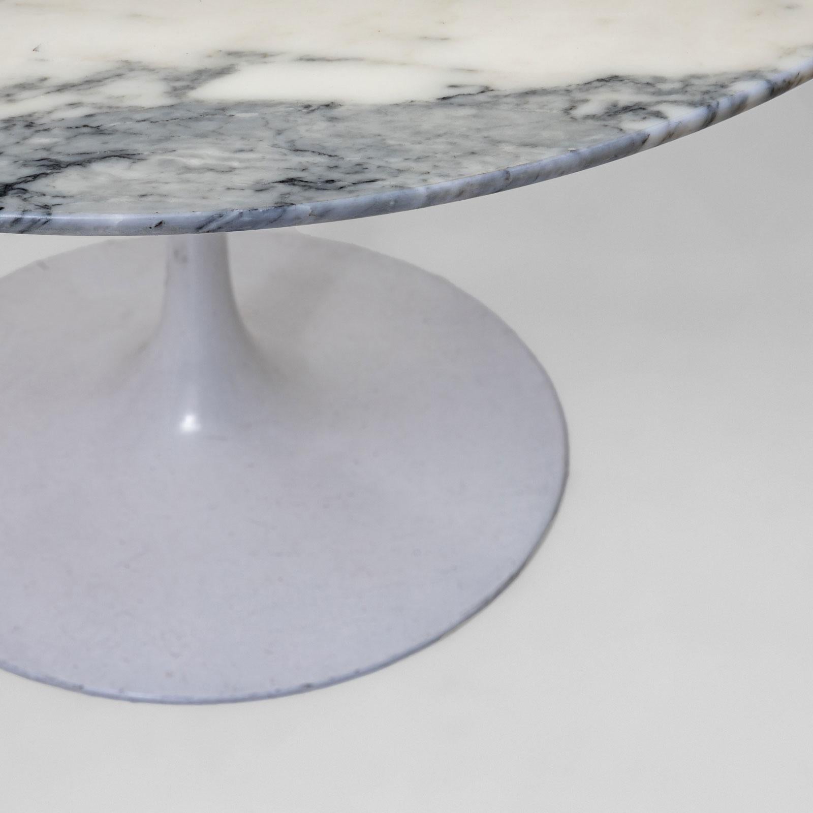Coffee Table in the Style of Eero Saarinen's Tulip Table for Knoll, 20th Century In Good Condition For Sale In Greding, DE