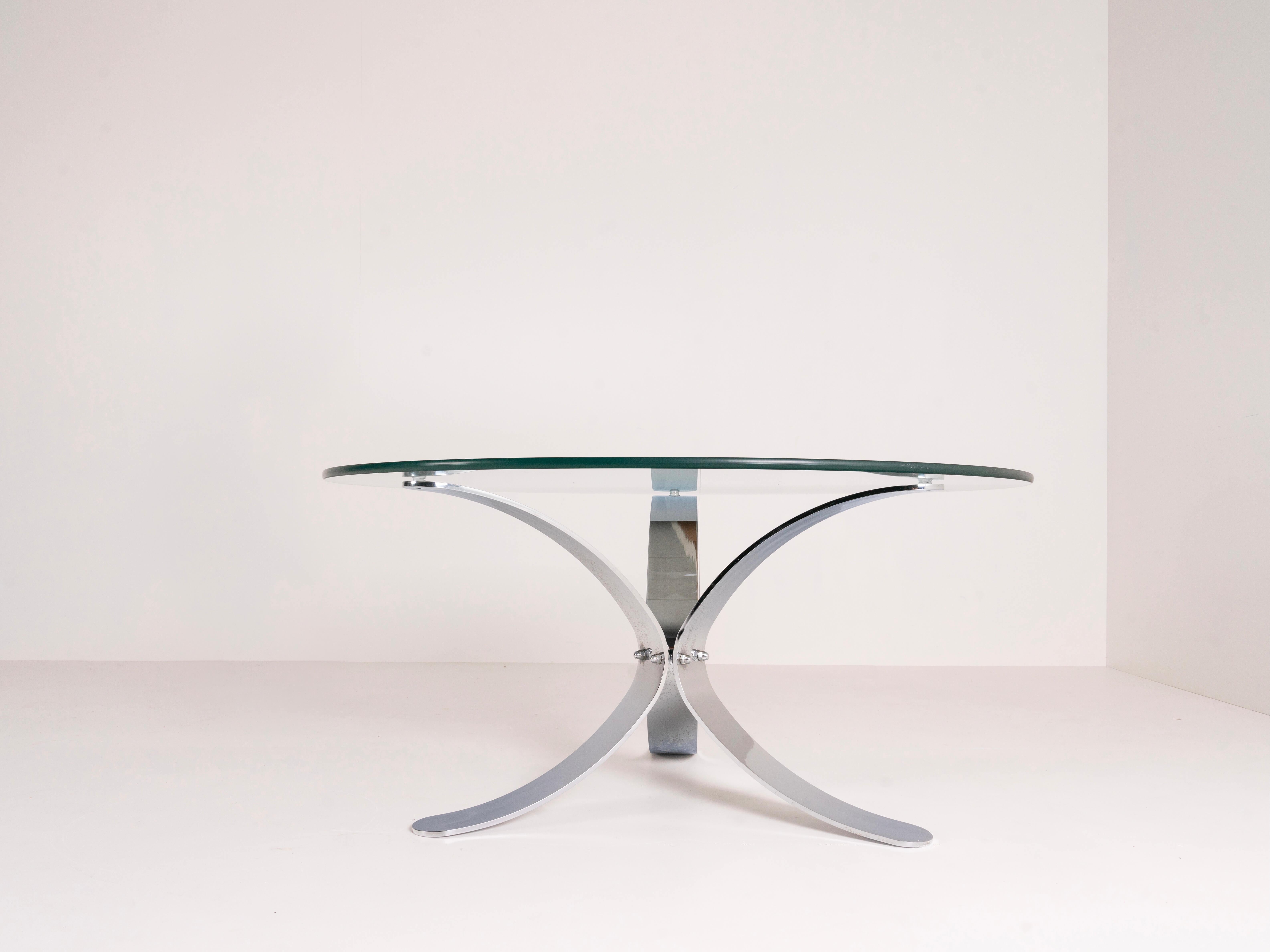 Belle table basse dans le style de Roger Sprunger des États-Unis vers 1970. Cette table basse possède une base chromée qui offre trois points d'appui pour le plateau en verre. Il a un aspect et un toucher modernistes et est en bon état. Le chrome