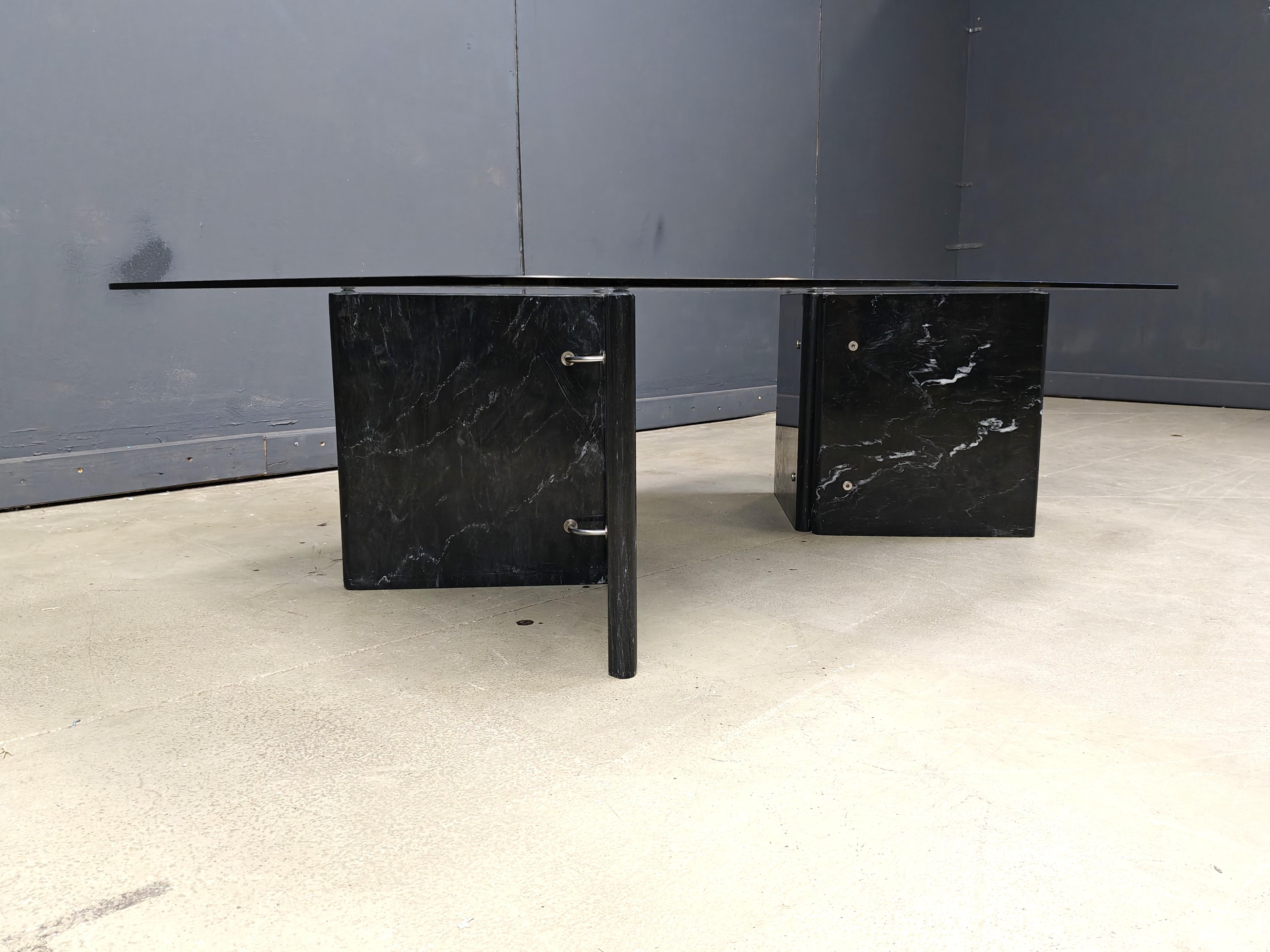 Table basse italienne avec pieds en marbre noir et plateau en verre fumé. De petites structures chromées maintiennent chaque jambe pointue.

Bon état

Années 1970 - Italie

Dimensions :
Hauteur : 40cm
Largeur : 140 cm
Profondeur : 80cm

Réf. :