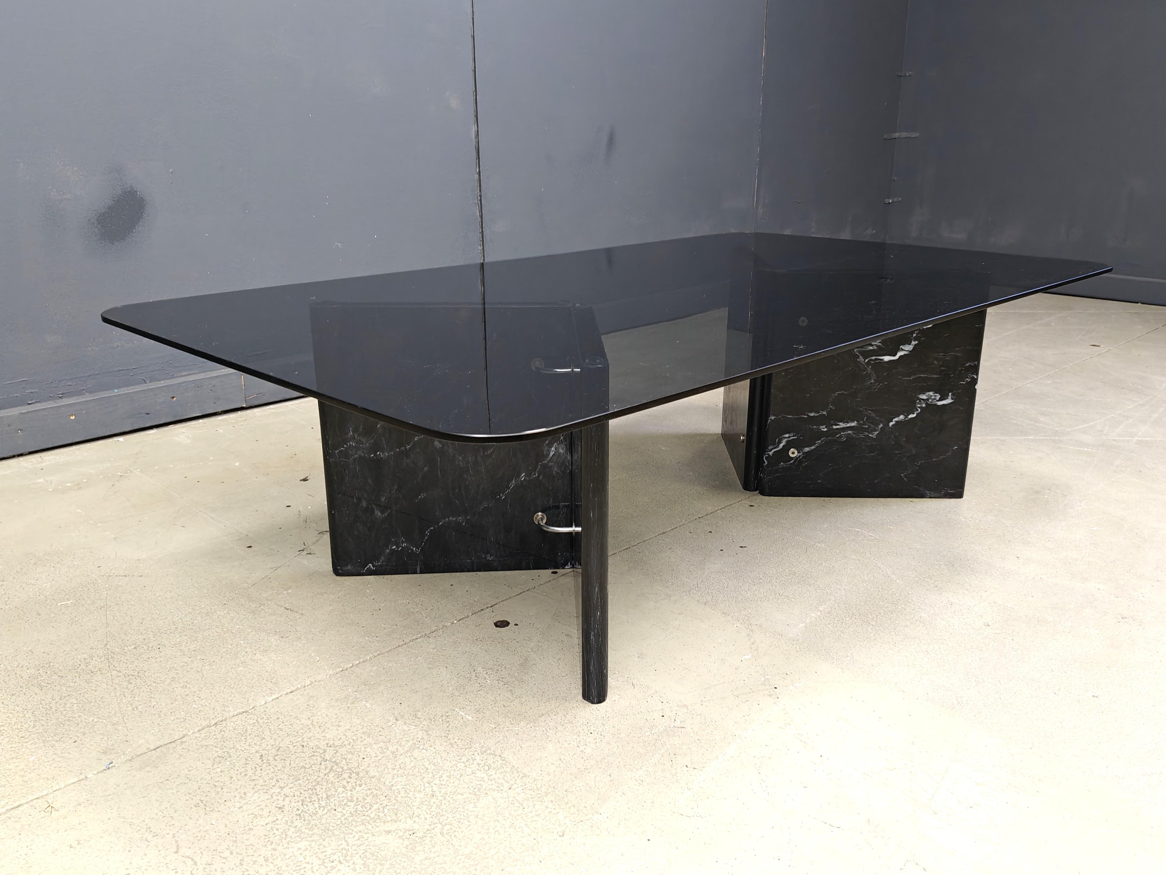 Mid-Century Modern Table basse en marbre noir veiné et plateau en verre fumé, Italie, années 1970 en vente