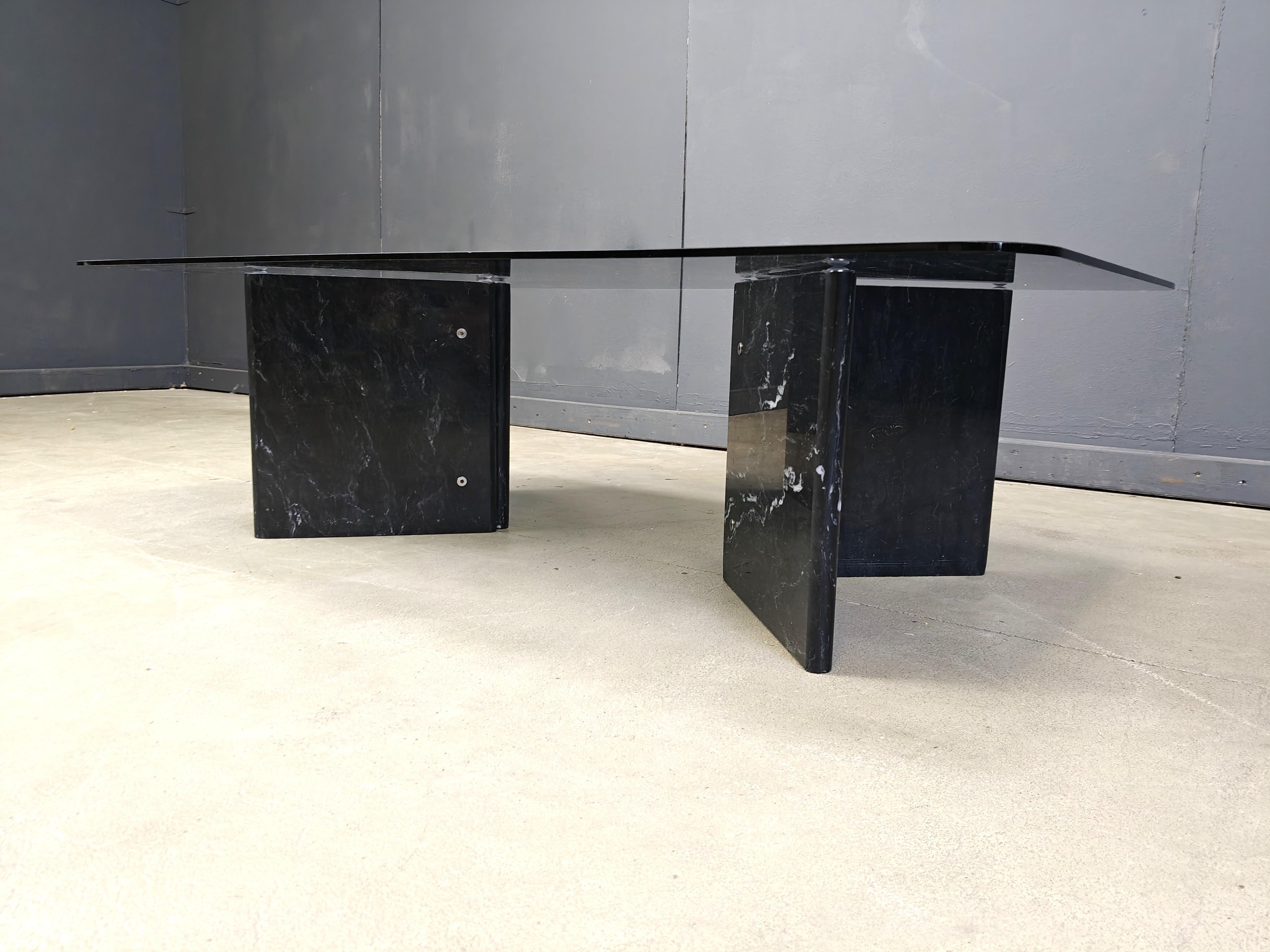 italien Table basse en marbre noir veiné et plateau en verre fumé, Italie, années 1970 en vente