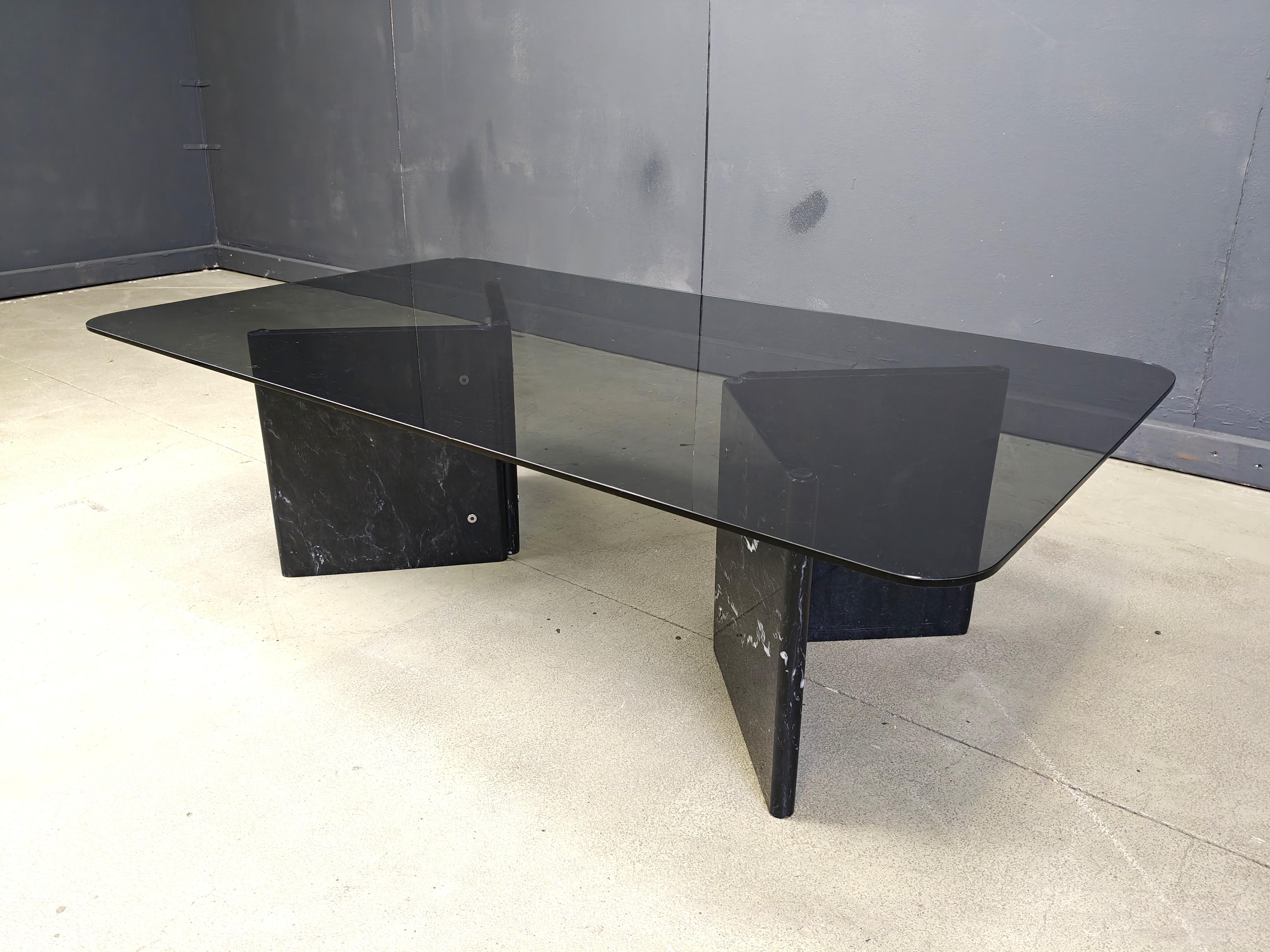 Table basse en marbre noir veiné et plateau en verre fumé, Italie, années 1970 Bon état - En vente à Leuven, Vlaams Gewest