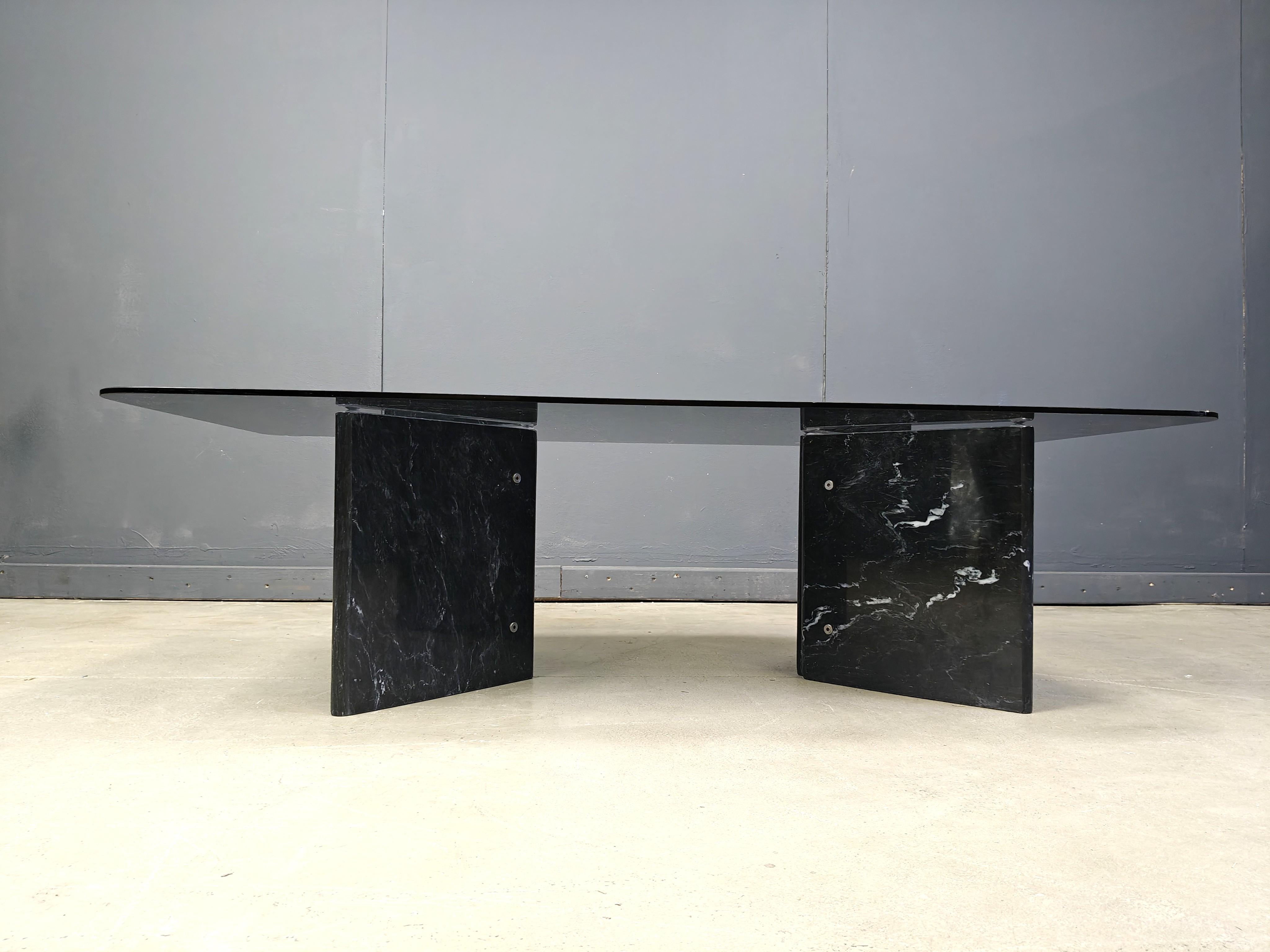 Fin du 20e siècle Table basse en marbre noir veiné et plateau en verre fumé, Italie, années 1970 en vente