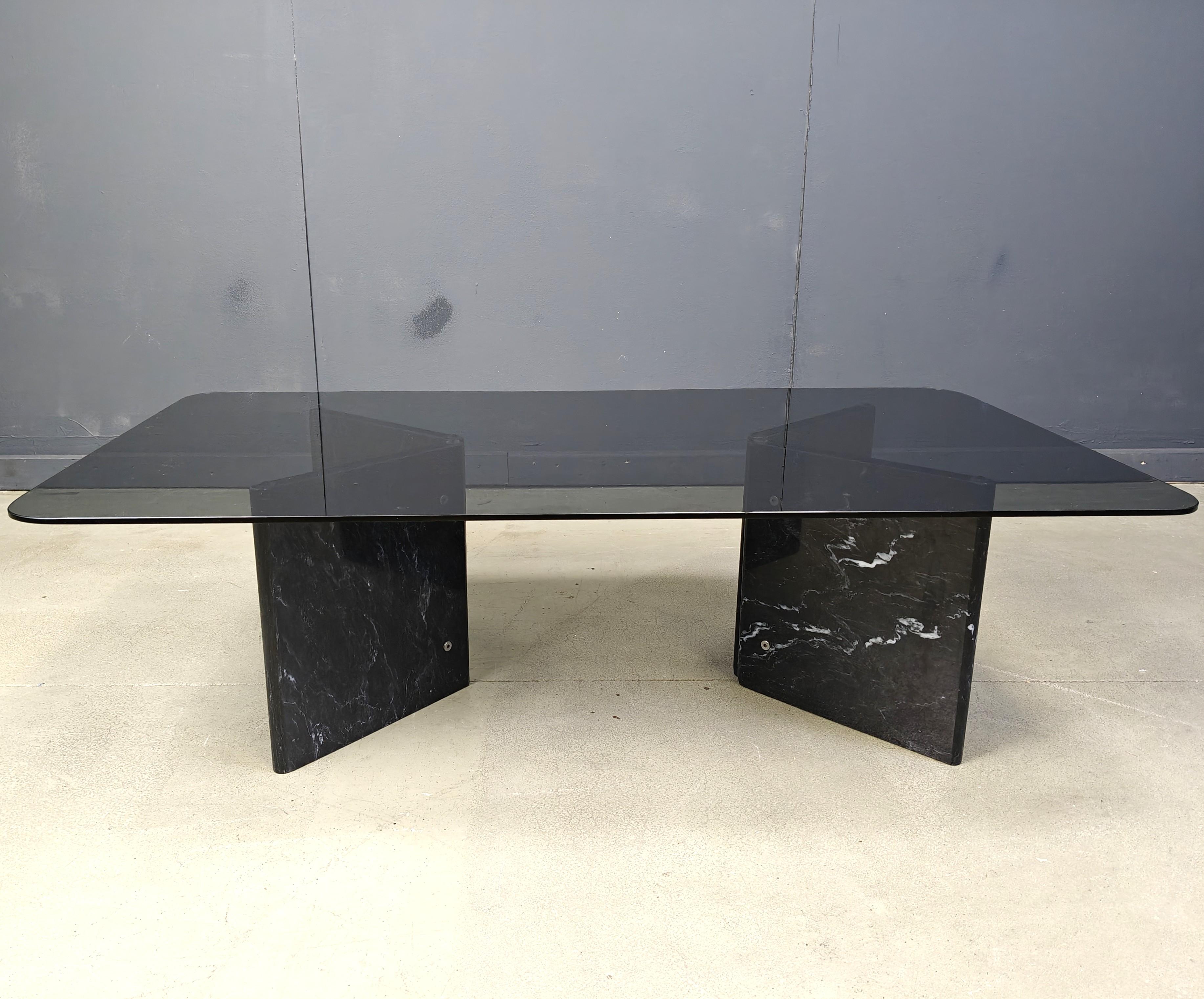 Verre fumé Table basse en marbre noir veiné et plateau en verre fumé, Italie, années 1970 en vente