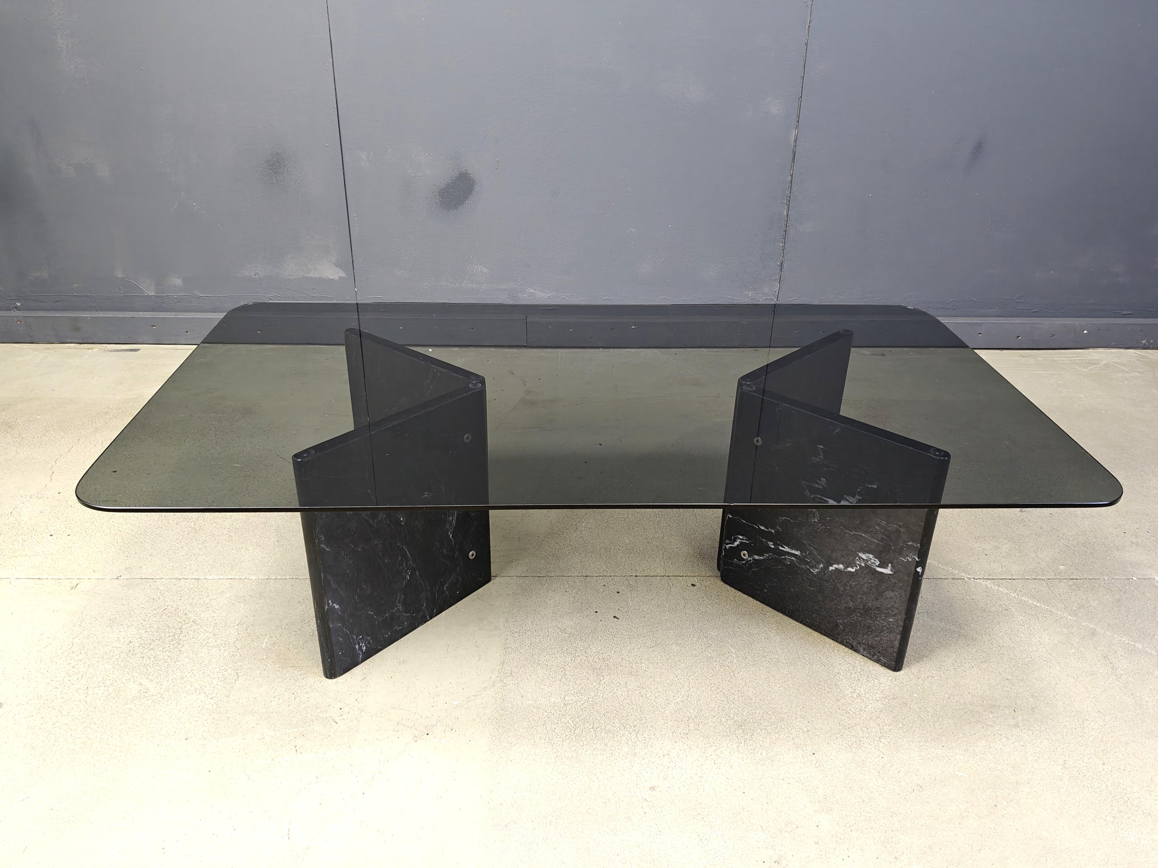 Table basse en marbre noir veiné et plateau en verre fumé, Italie, années 1970 en vente 1