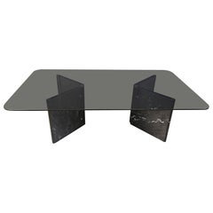 Table basse en marbre noir veiné et plateau en verre fumé, Italie, années 1970