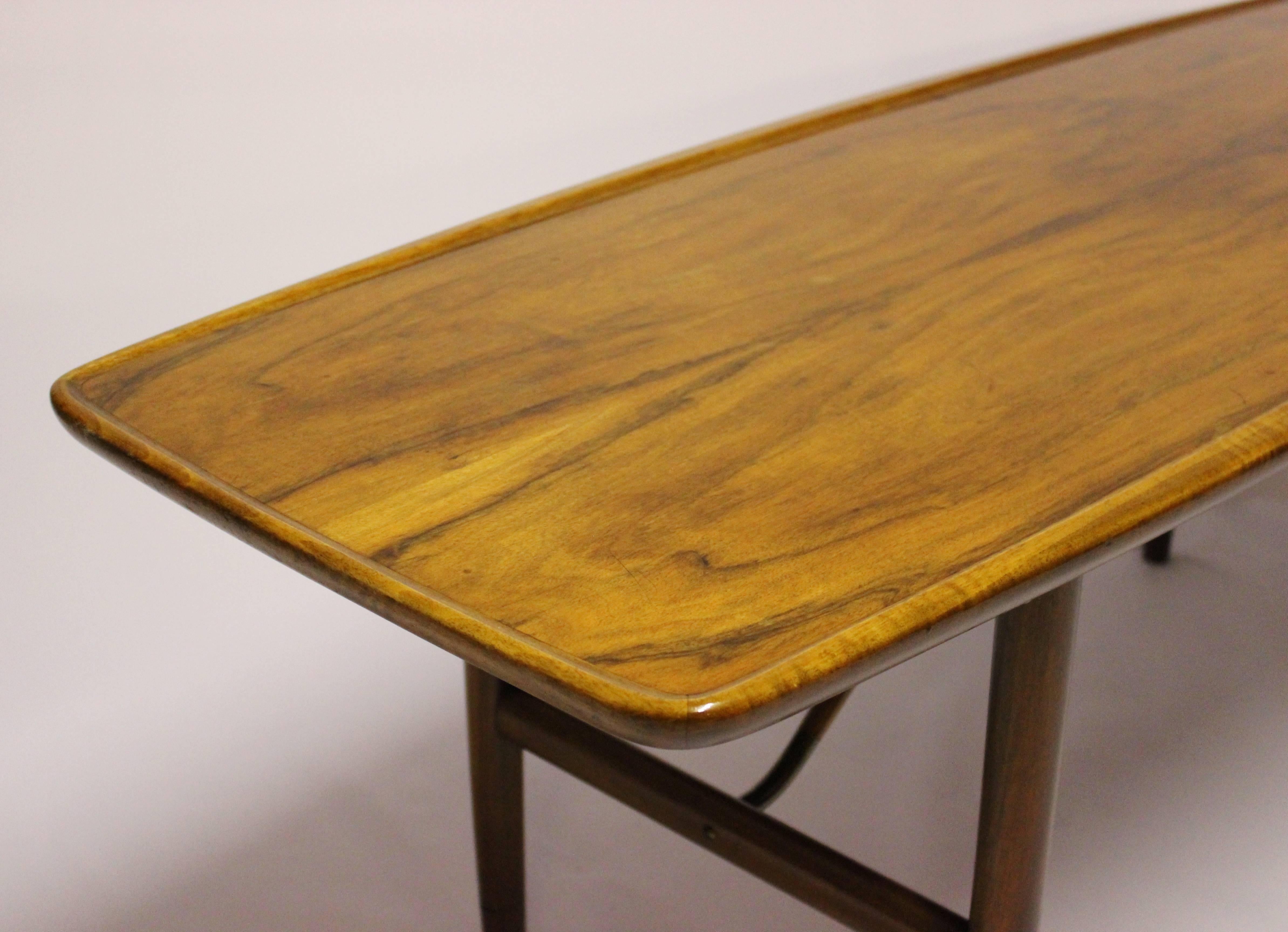 Noyer Table basse conçue par Finn Juhl et  Anton Kildeberg, années 1960 en vente