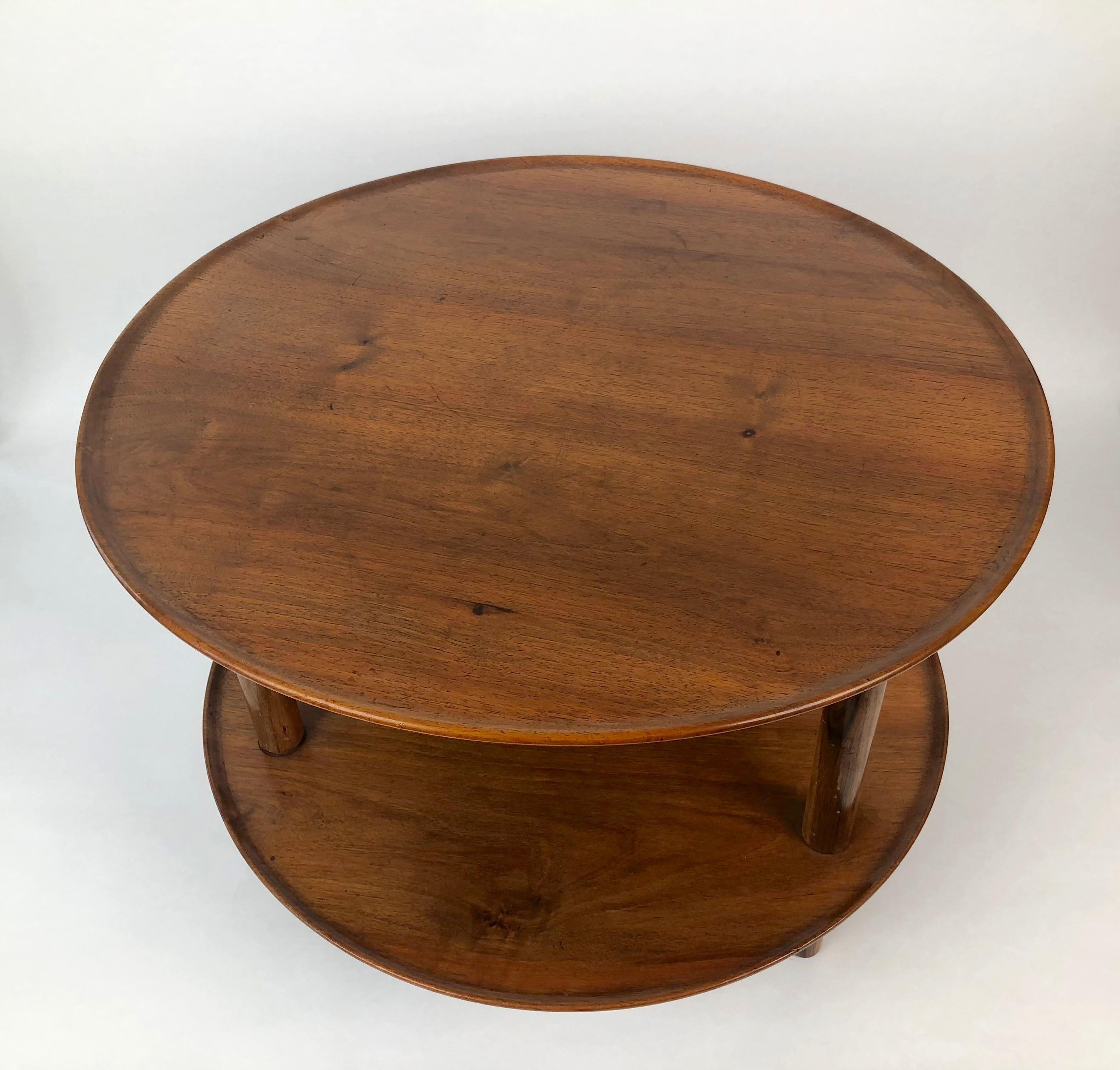 Tisch aus massivem Nussbaumholz mit zwei Ebenen, entworfen von Josef Frank in den 1930er Jahren.
Es ist optisch wunderschön und wenn man es mit der Hand berührt, spürt man die Feinheit der Handwerkskunst.
Der Tisch ist in sehr gutem
