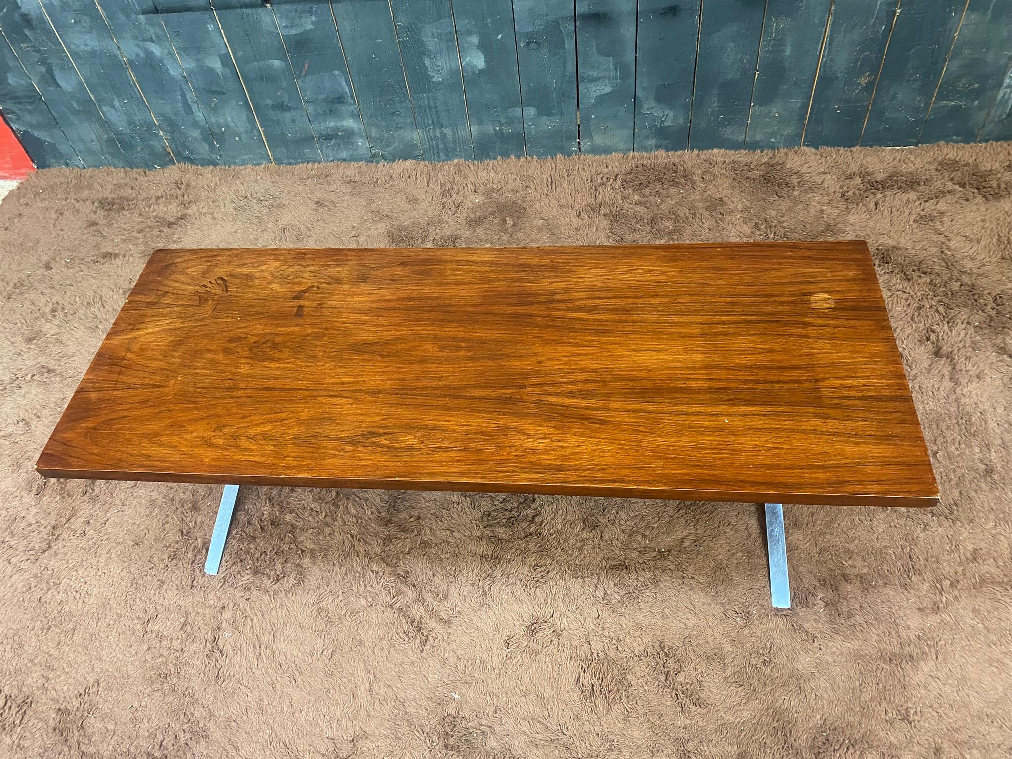 Coffee Table in Walnut Veneer and Polished Steel, circa 1970 For Sale 4