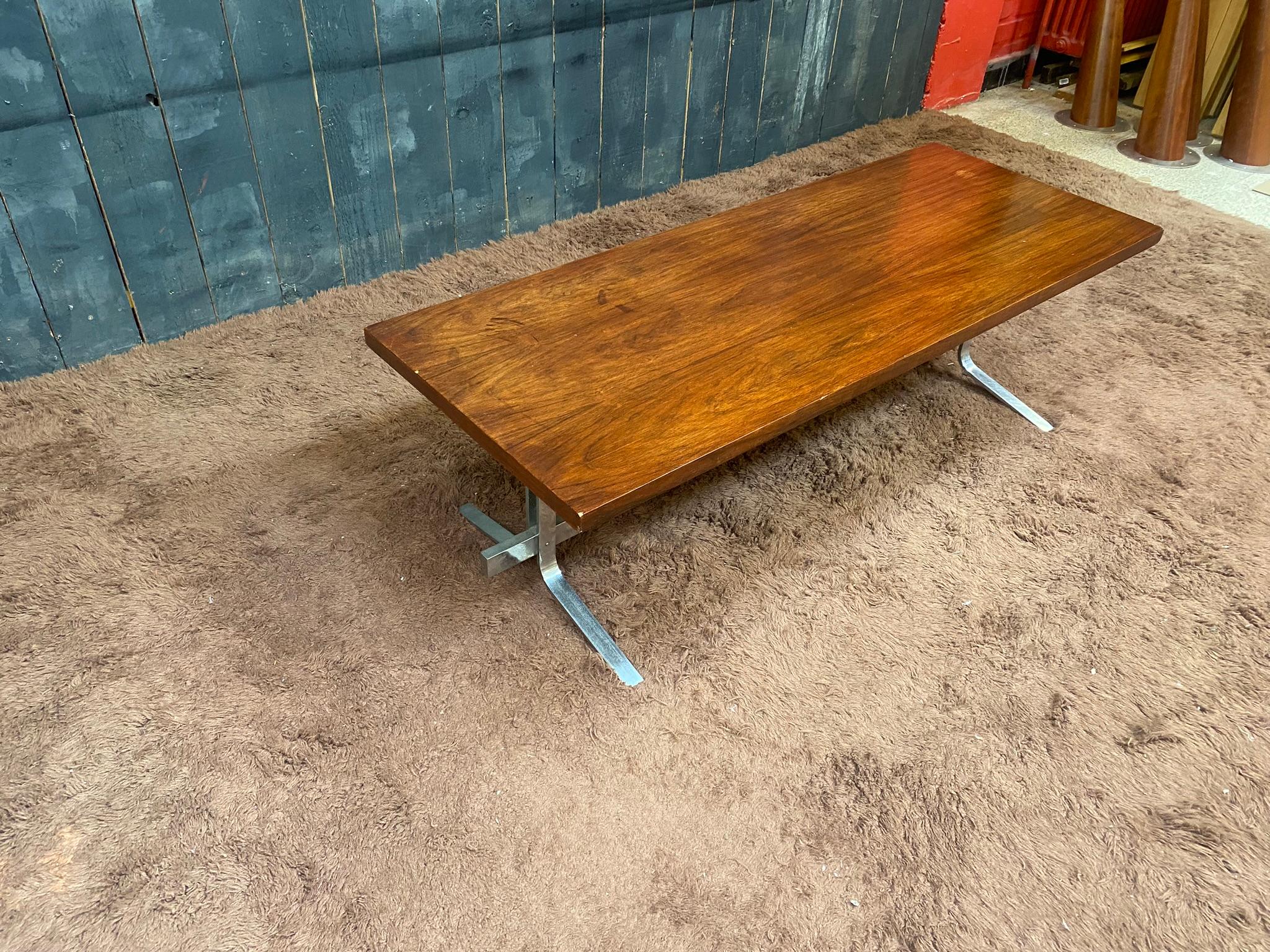 Coffee Table in Walnut Veneer and Polished Steel, circa 1970 For Sale 7
