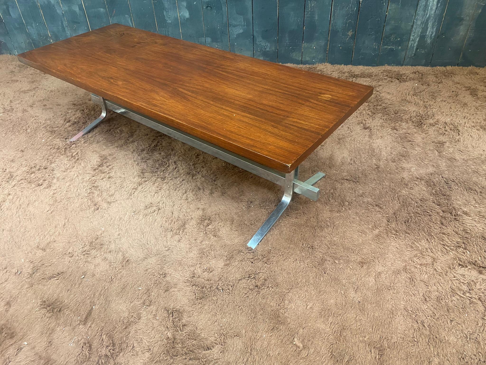 Coffee Table in Walnut Veneer and Polished Steel, circa 1970 For Sale 9