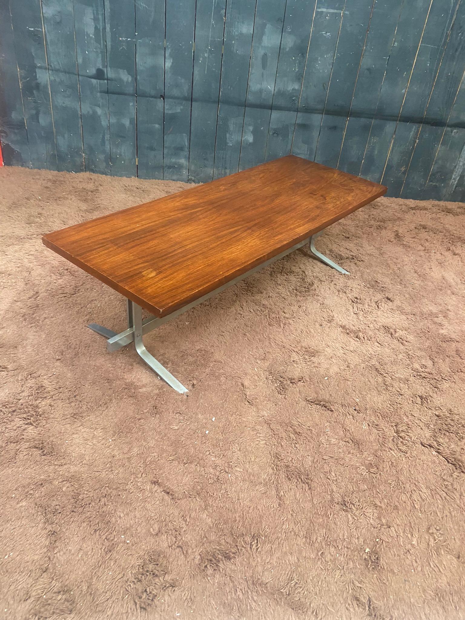 Coffee Table in Walnut Veneer and Polished Steel, circa 1970 For Sale 11