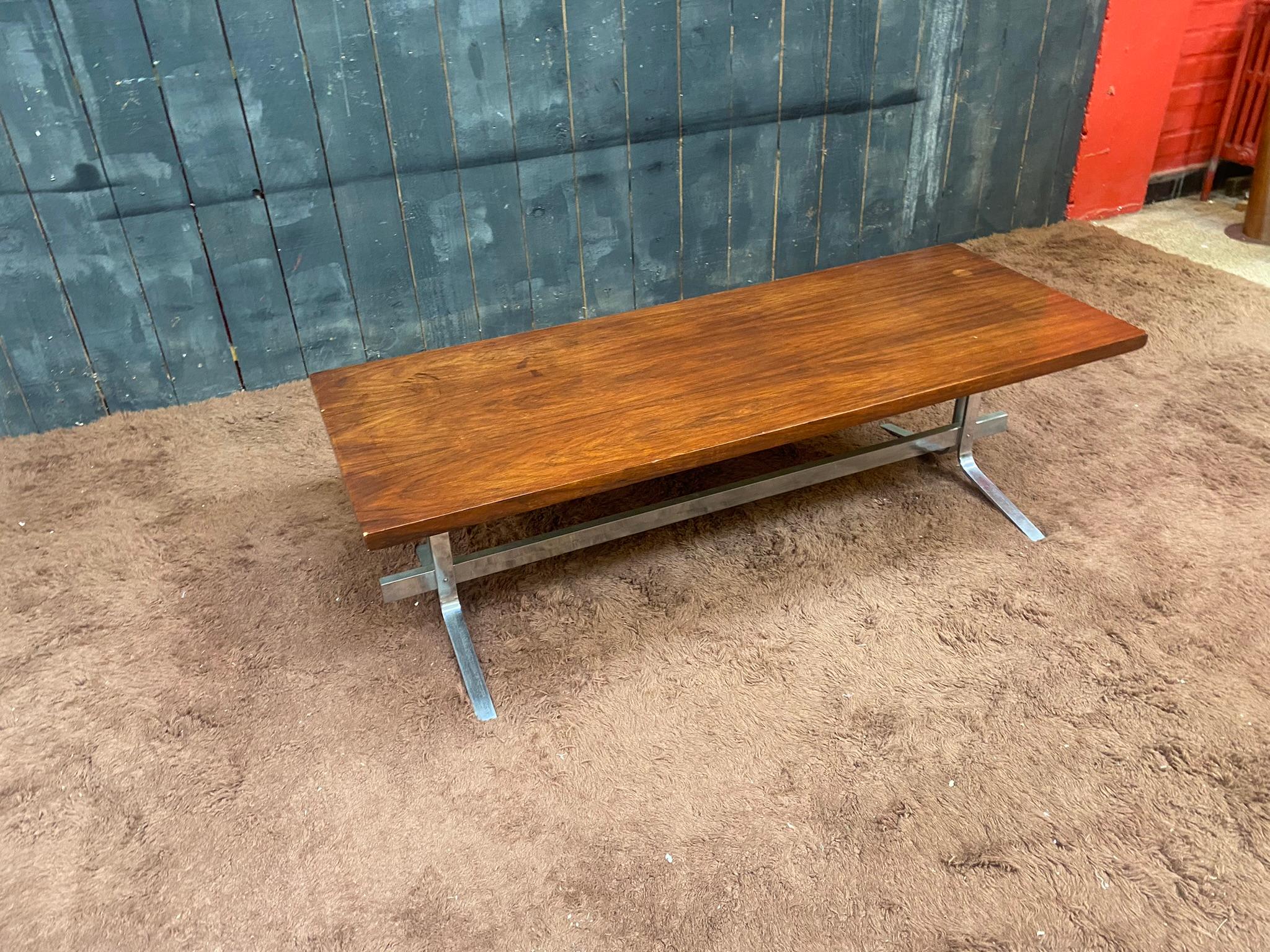Coffee Table in Walnut Veneer and Polished Steel, circa 1970 For Sale 1