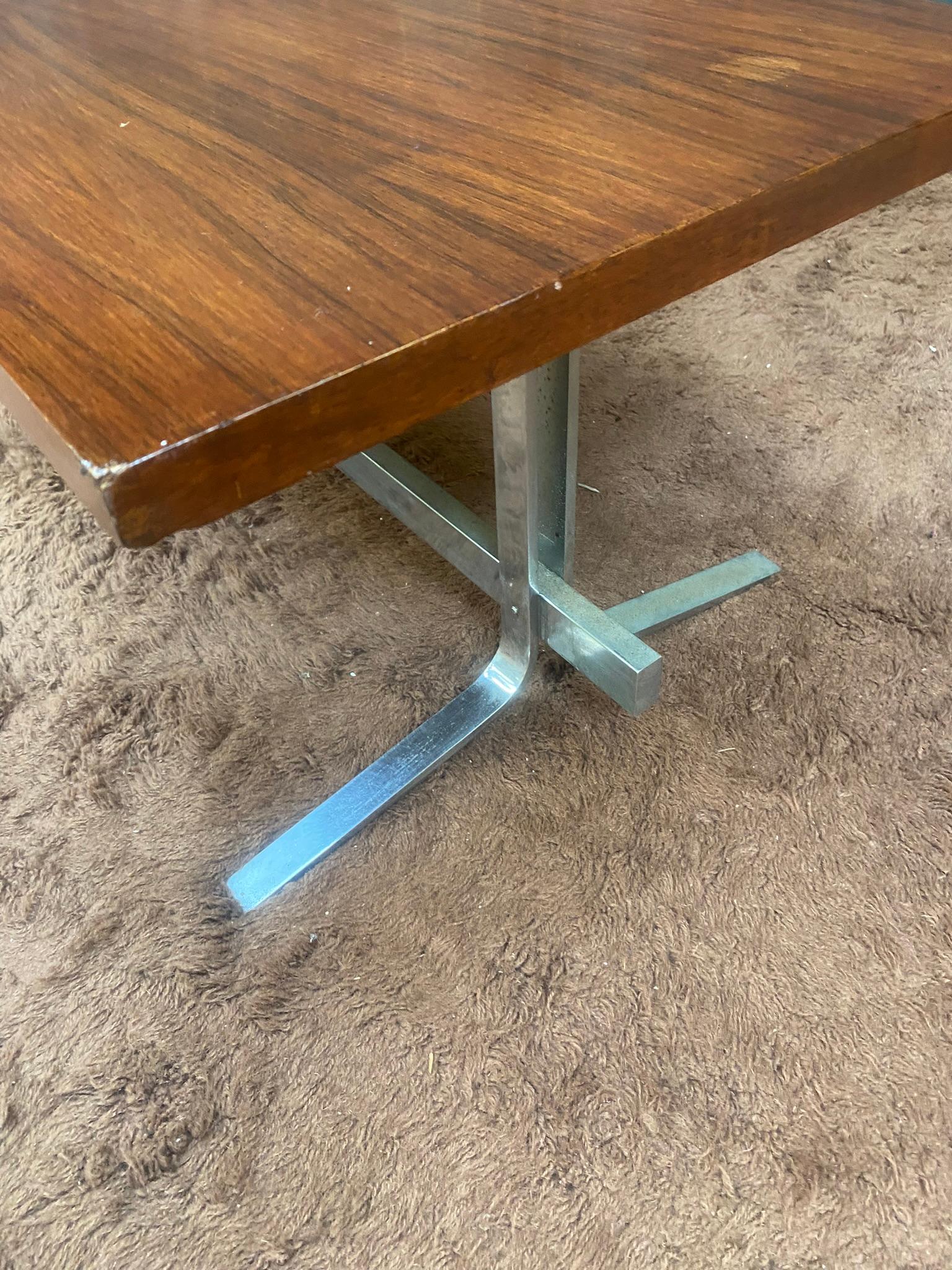 Coffee Table in Walnut Veneer and Polished Steel, circa 1970 For Sale 2