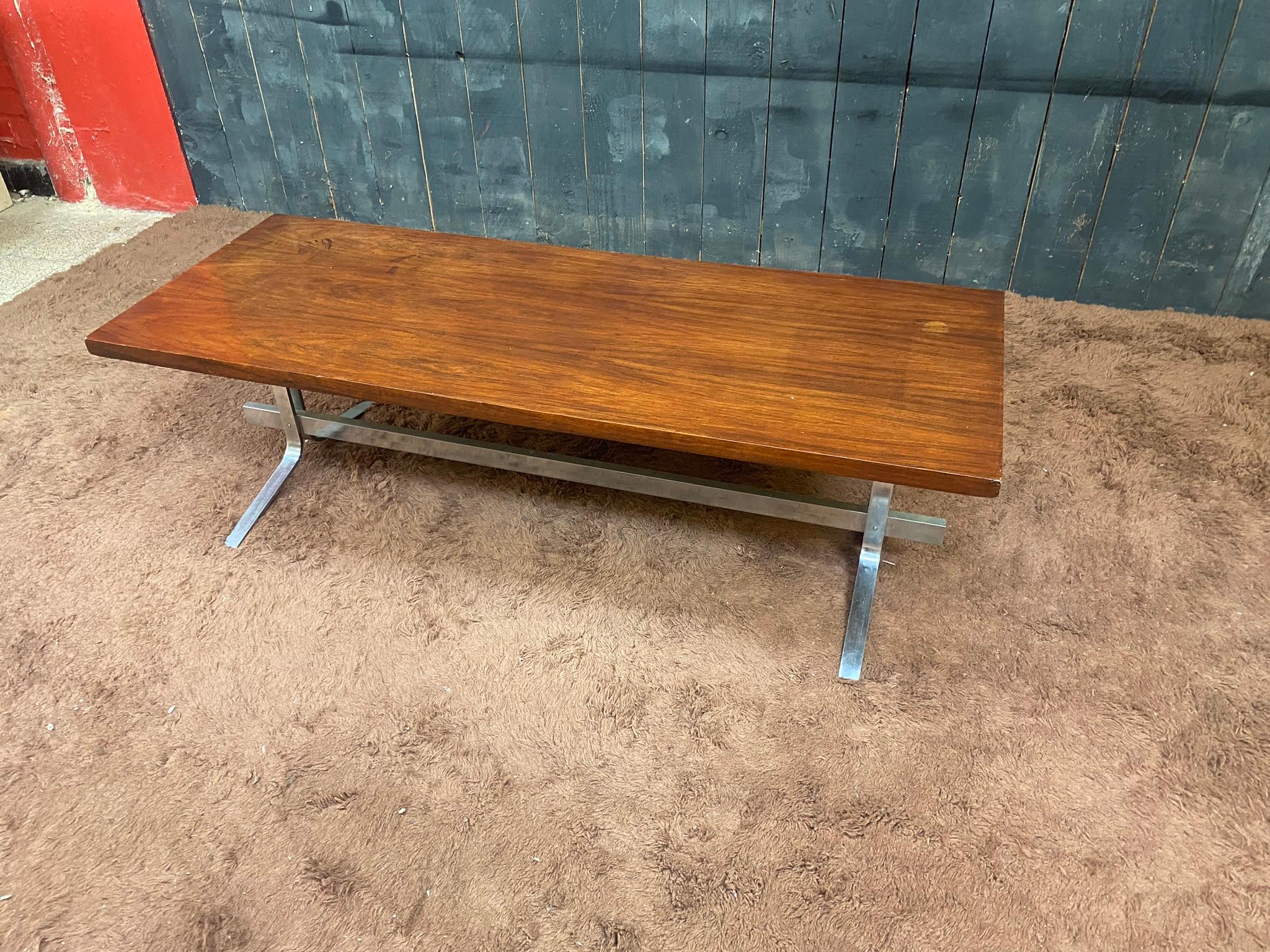 Coffee Table in Walnut Veneer and Polished Steel, circa 1970 For Sale 3
