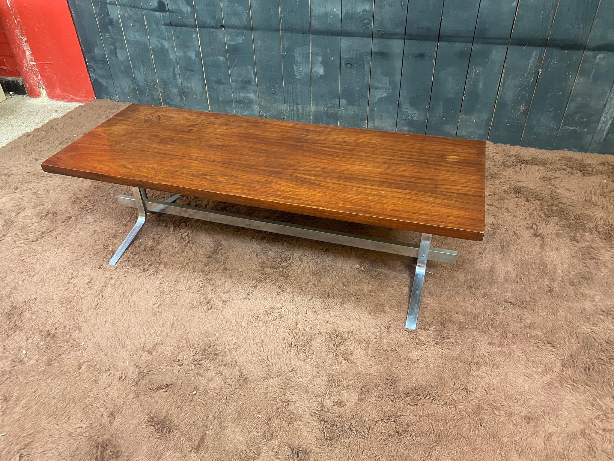 Table basse en placage de noyer et acier poli, circa 1970 en vente 2