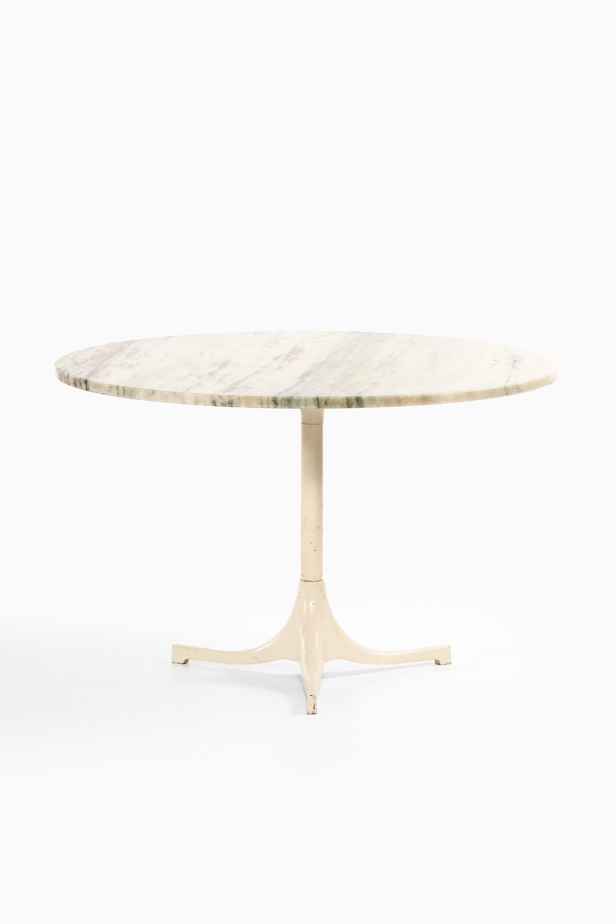 Coffee Table in White Lacquered Metal and Marble Top Attributed To George Nelson, 1960's

Additional Information:
Material: White lacquered metal and marble top
Style: Mid century, Scandinavian
Dimensions (W x D x H): 90.5 x 90.5 x 56.5