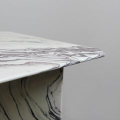 Mesa de centro de mármol blanco veteado con un par de bases en forma de L - c. 1970