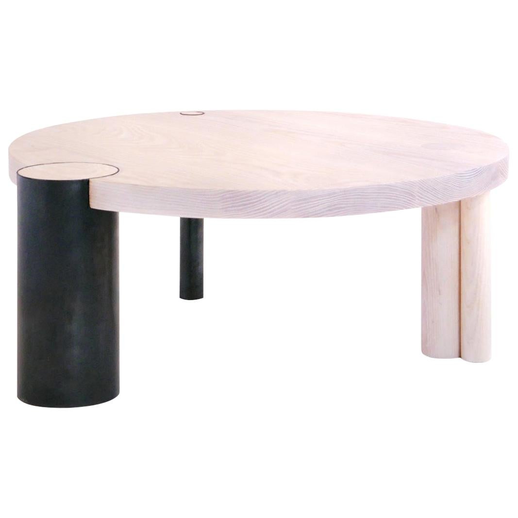 Table basse en frêne blanc 122 cm avec pieds en acier noirci par Hinterland Design