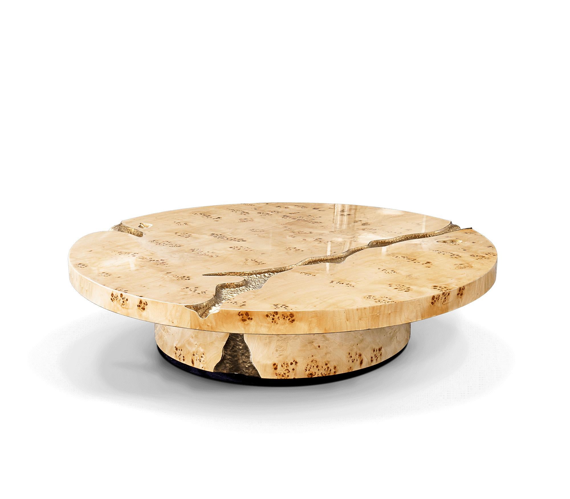 Coffee table in wood and brass

Wood carving and metal works.

Dimensions: H: 37 cm, d: 130 cm

Time of production 12 weeks

Ref: Boca Empire.