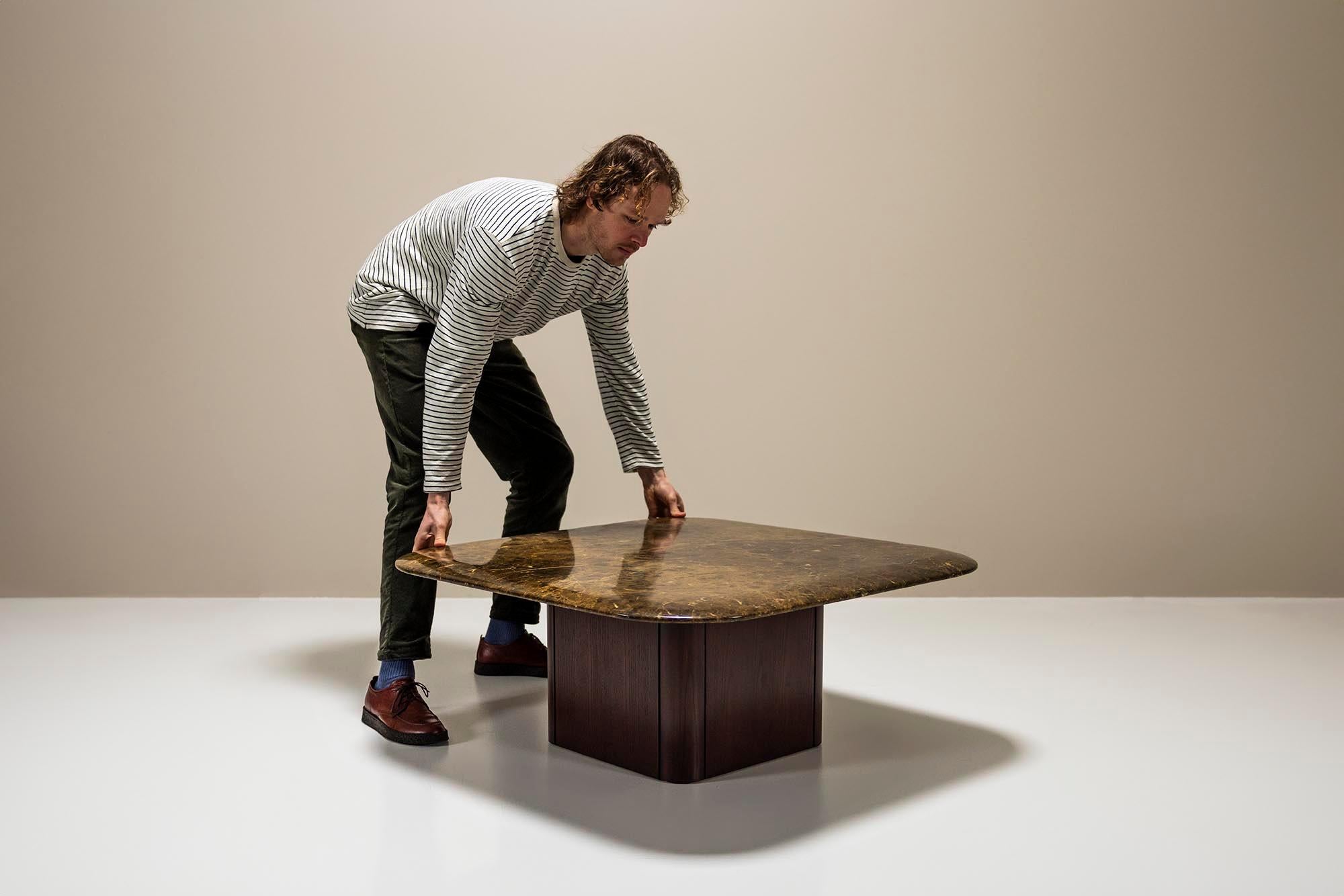 Cette table basse présente une apparence élégante avec des proportions agréables. Une combinaison accrocheuse de bois foncé et de marbre apportera un accent raffiné à une multitude d'intérieurs.

Design
Le plateau est constitué d'un marbre brun-or